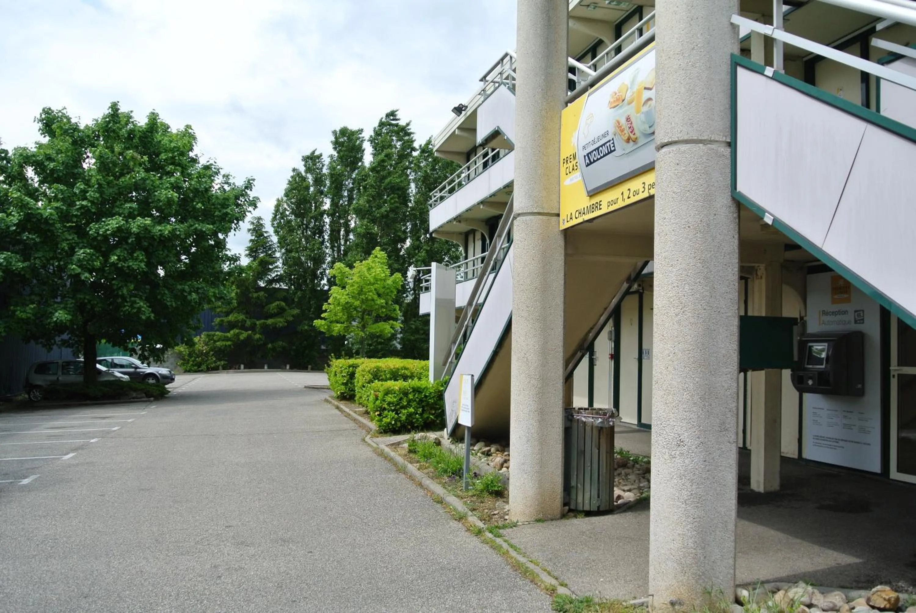 Facade/entrance in Premiere Classe Lyon Sud - Chasse Sur Rhône