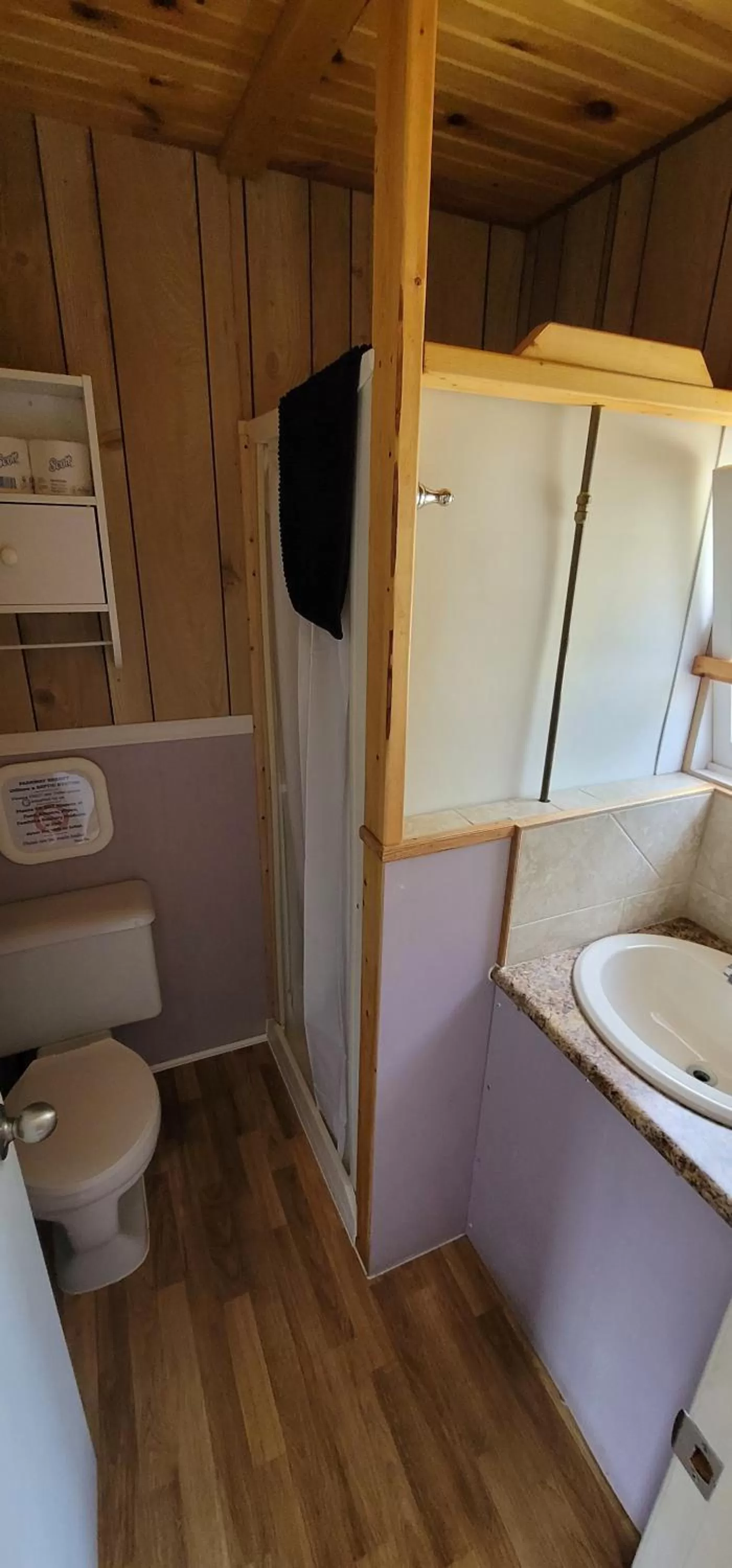 Shower in Parkway Cottage Resort and Trading Post