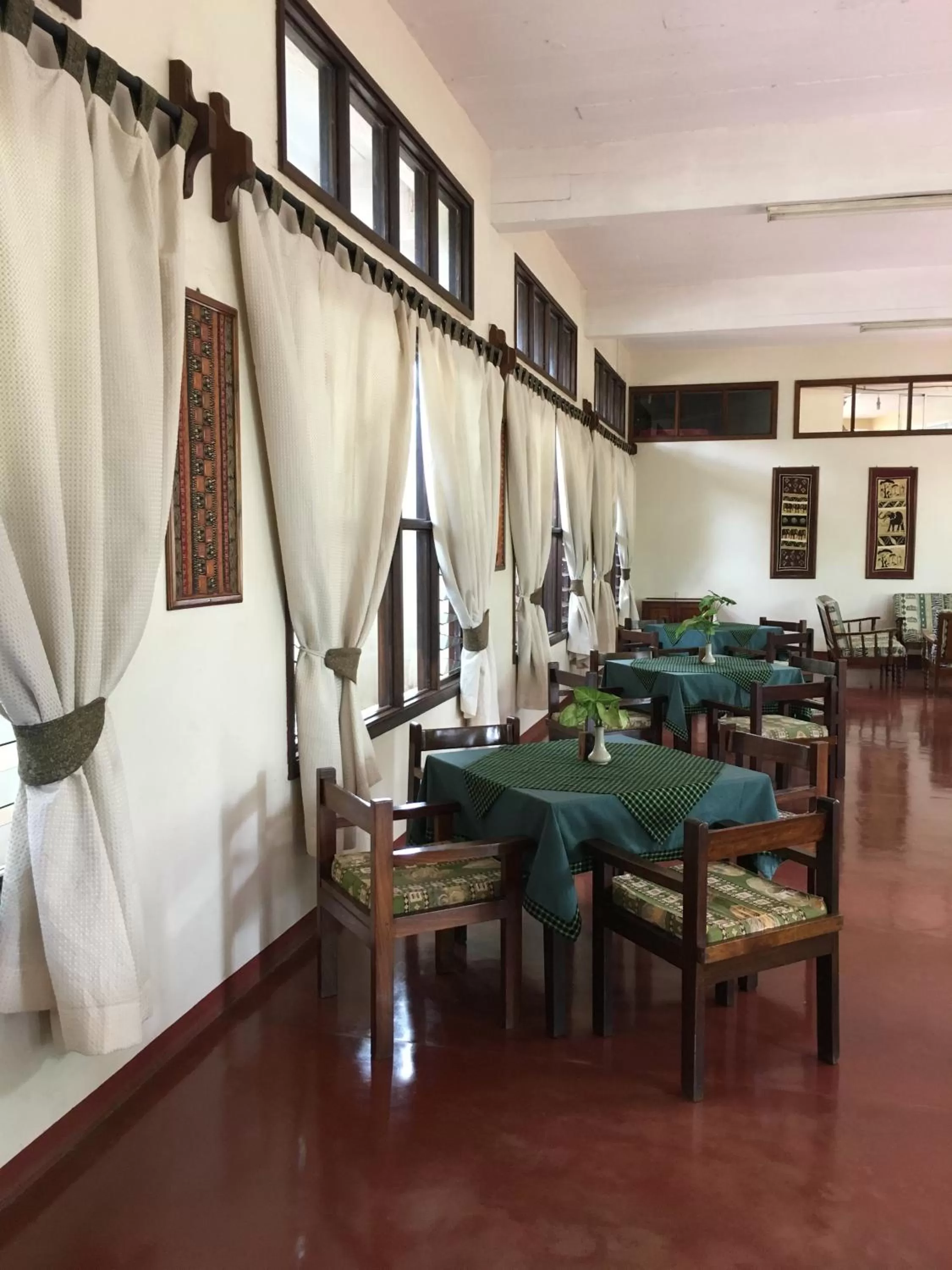 Restaurant/Places to Eat in Bristol Cottages Kilimanjaro