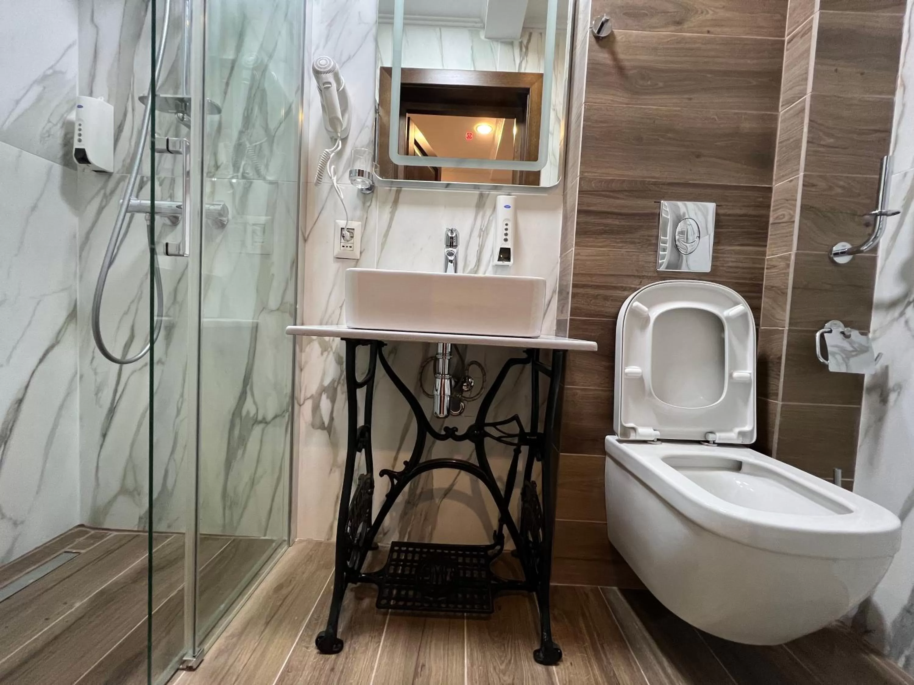 Bathroom in Hotel Boutique Cathedral Plaza Residences room for rent downtown