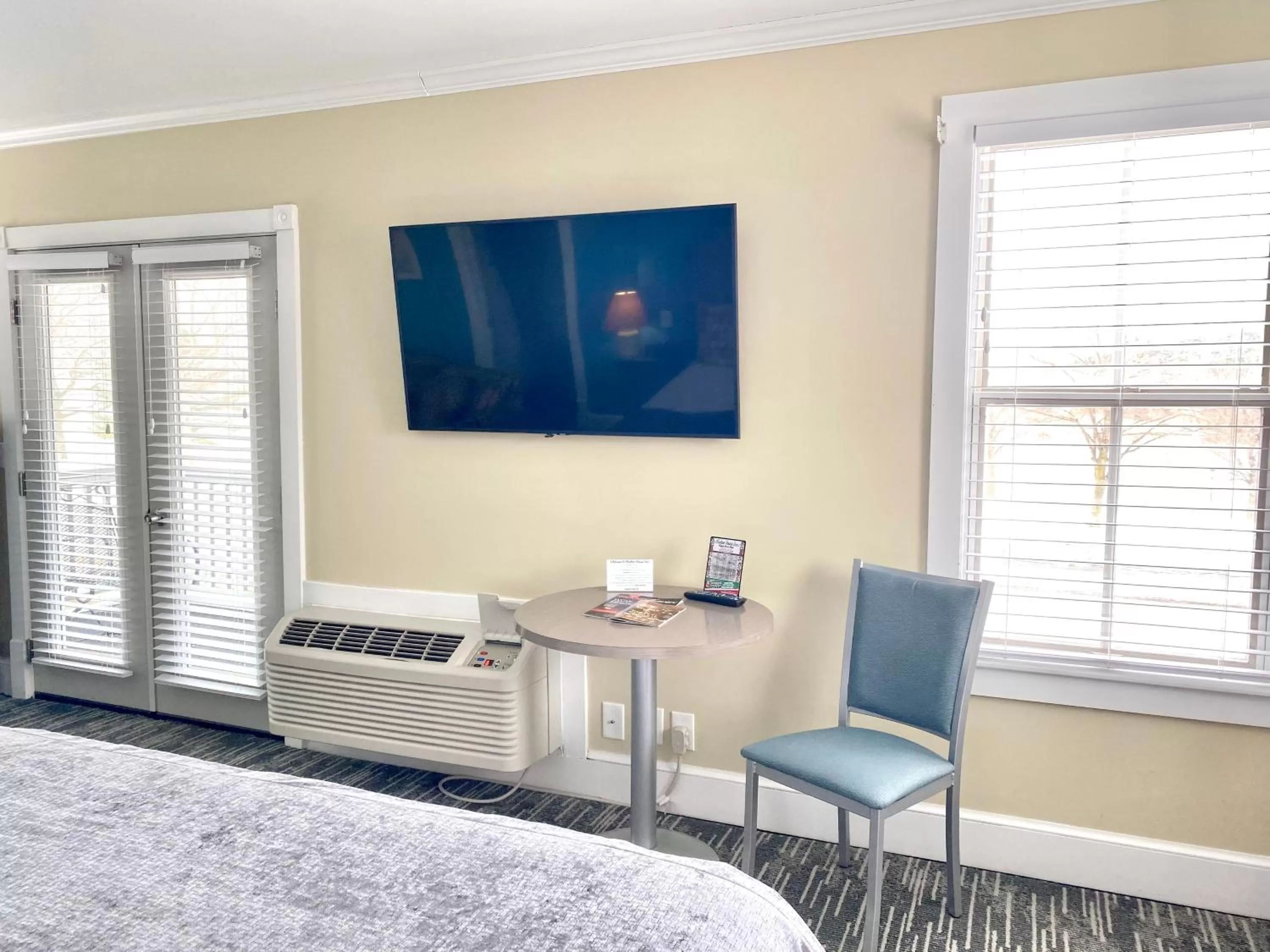 Bed in Harbor House Inn