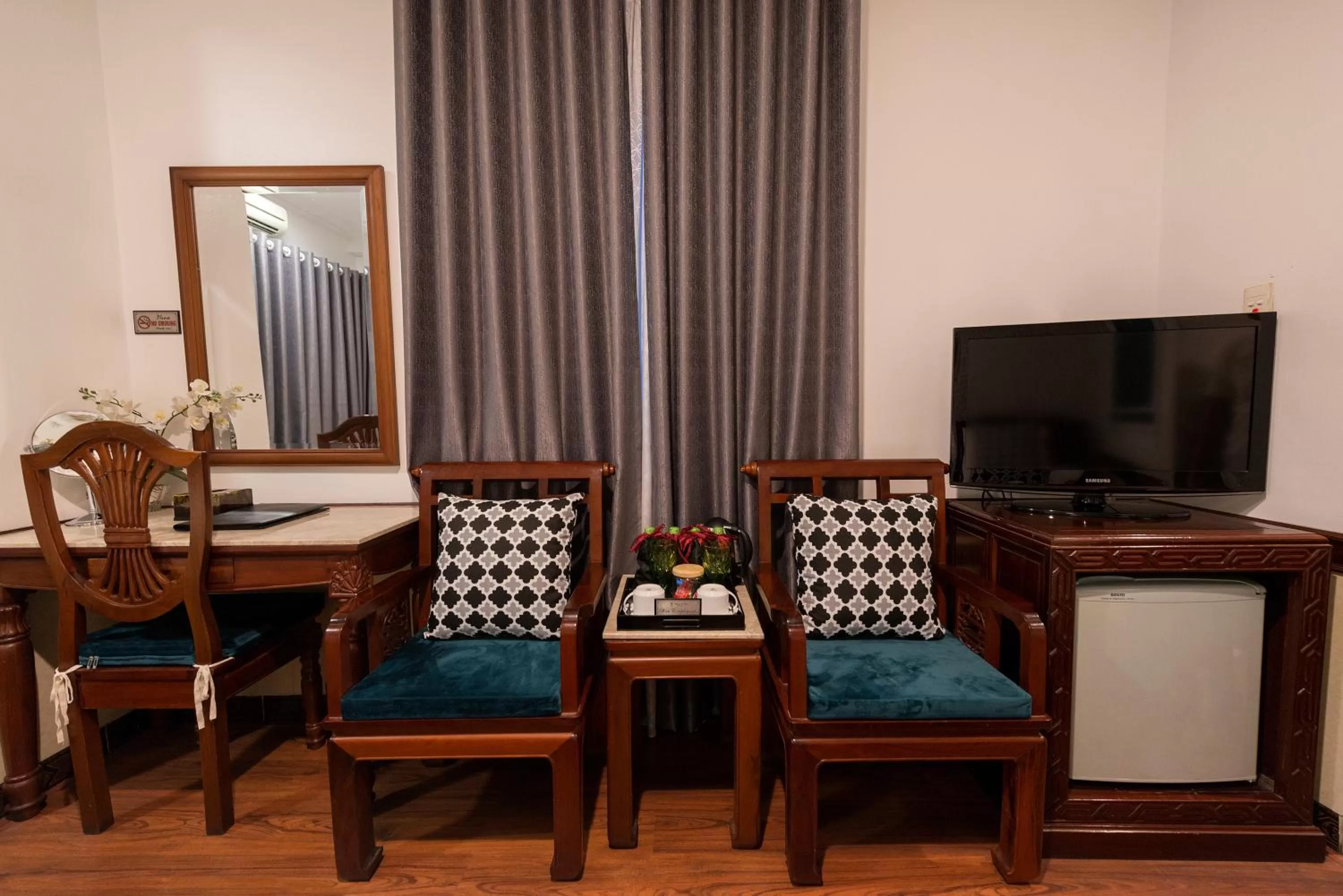 Seating area in Prince II Hotel