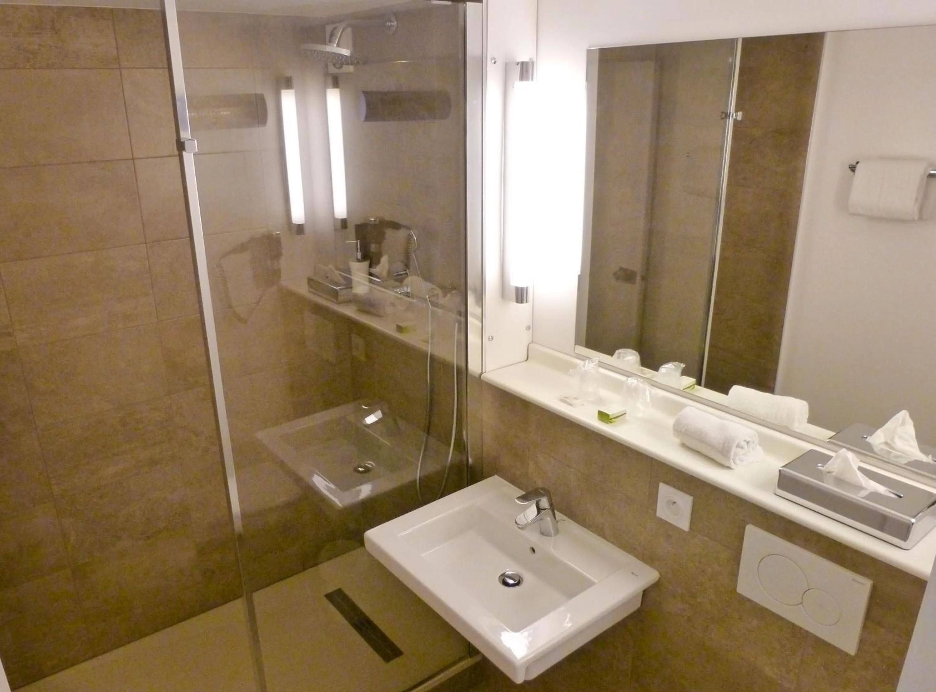 Bathroom in Kyriad Bordeaux - Merignac Aéroport