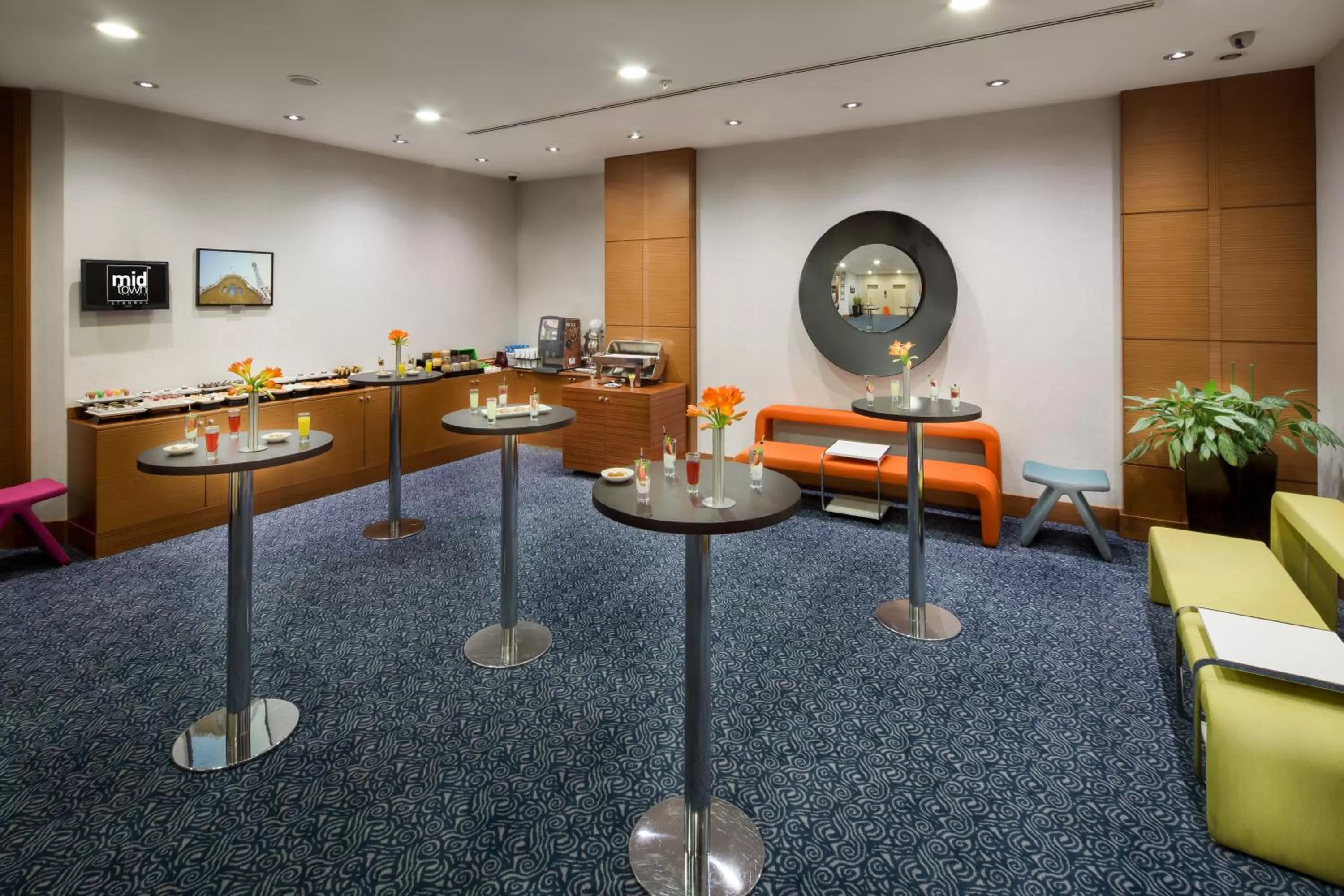 Coffee/tea facilities in Midtown Hotel