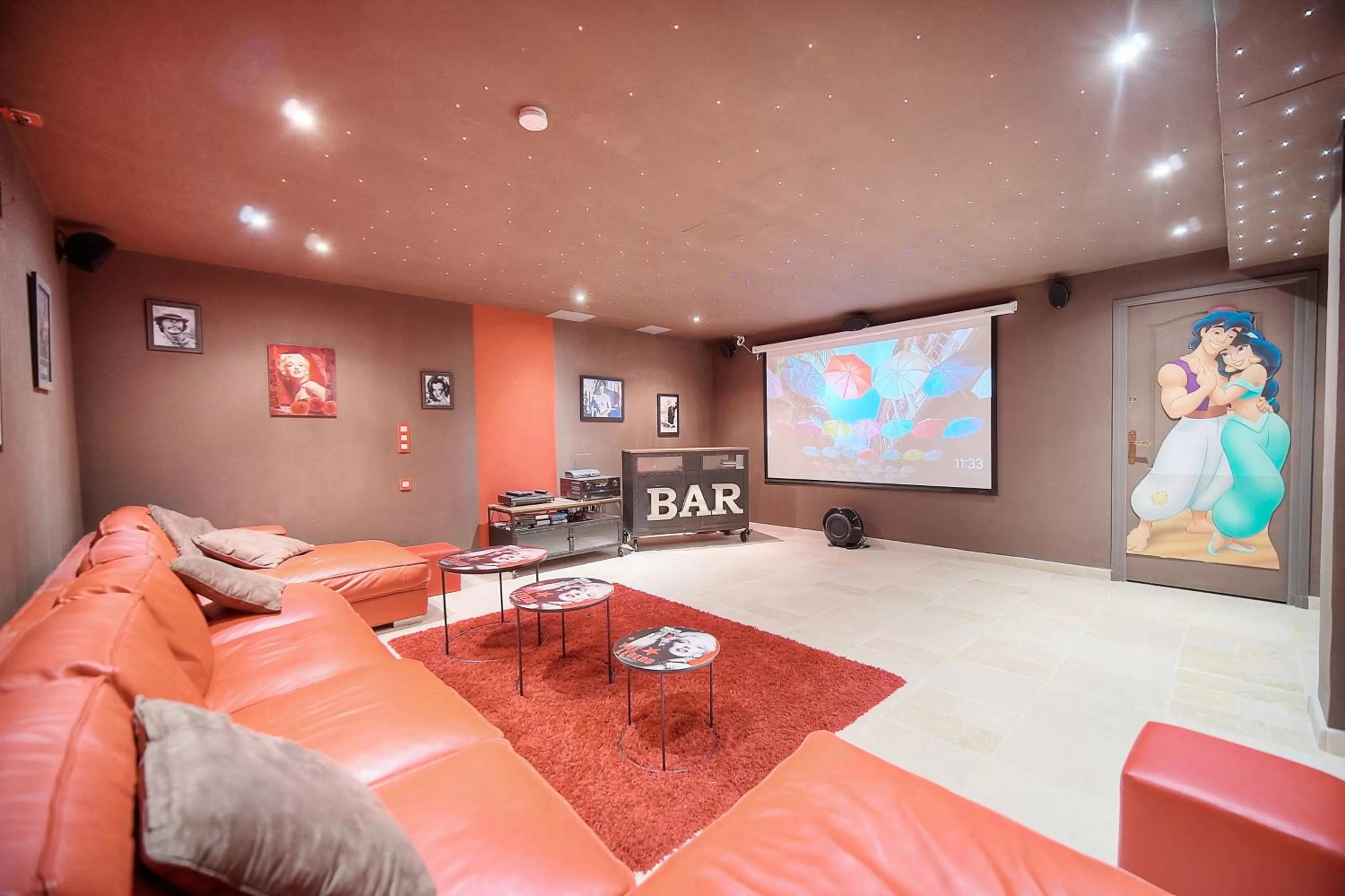 Communal lounge/ TV room in "AU HAVRE DE PAIX" 5 étoiles Prestige jacuzzi, hammam, sauna, PISCINE chauffée Mougins Cannes Grasse