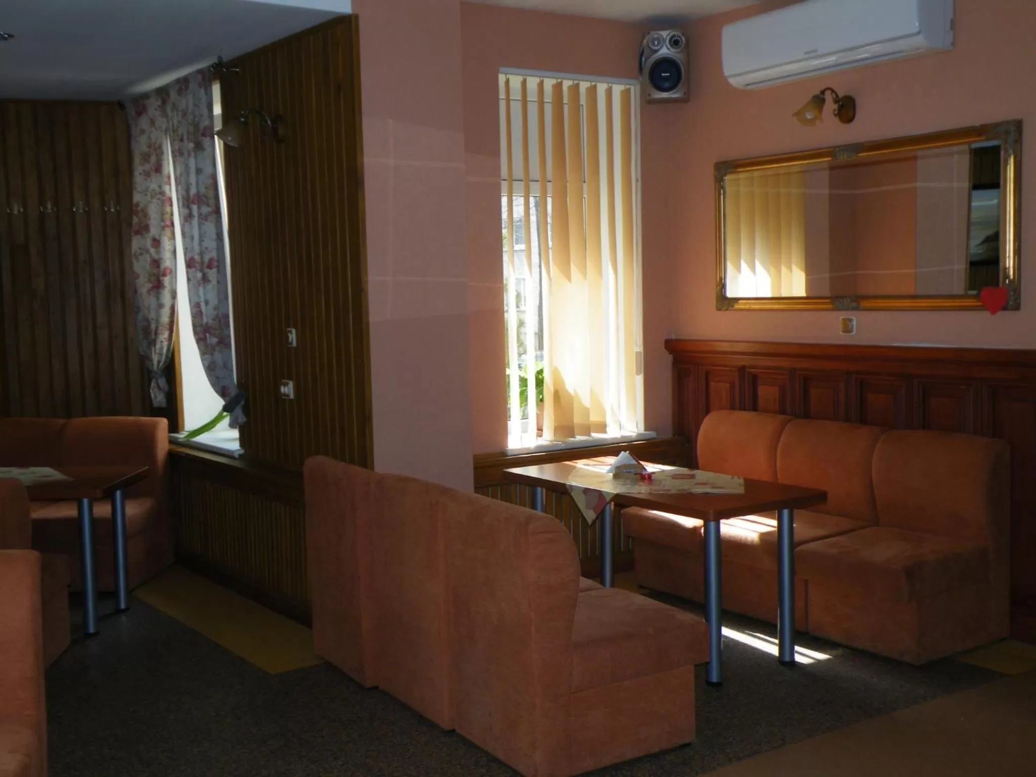 Restaurant/places to eat, Seating Area in Rugelis