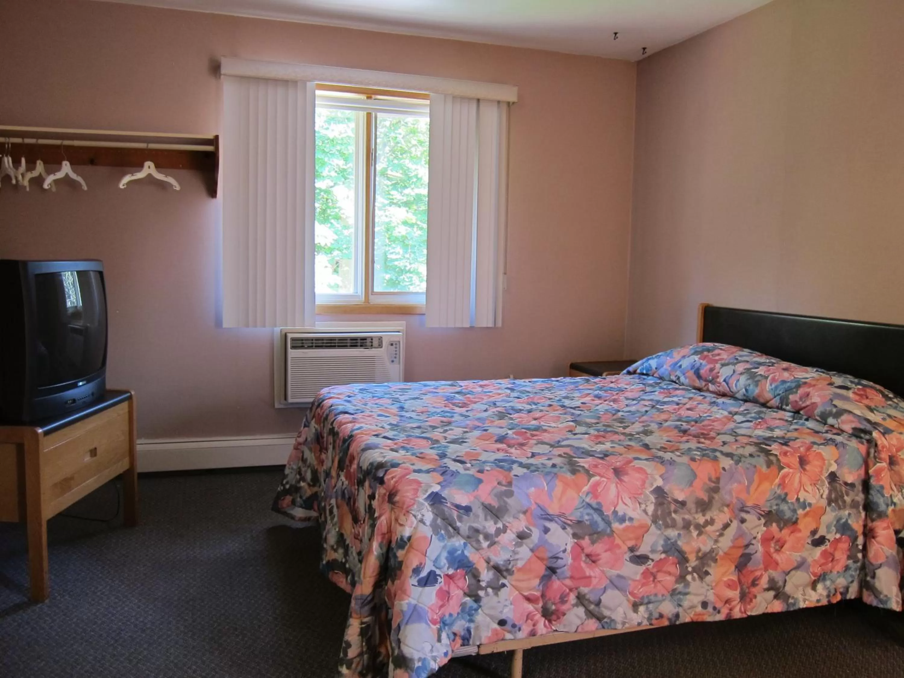 Bedroom in Shine Motel