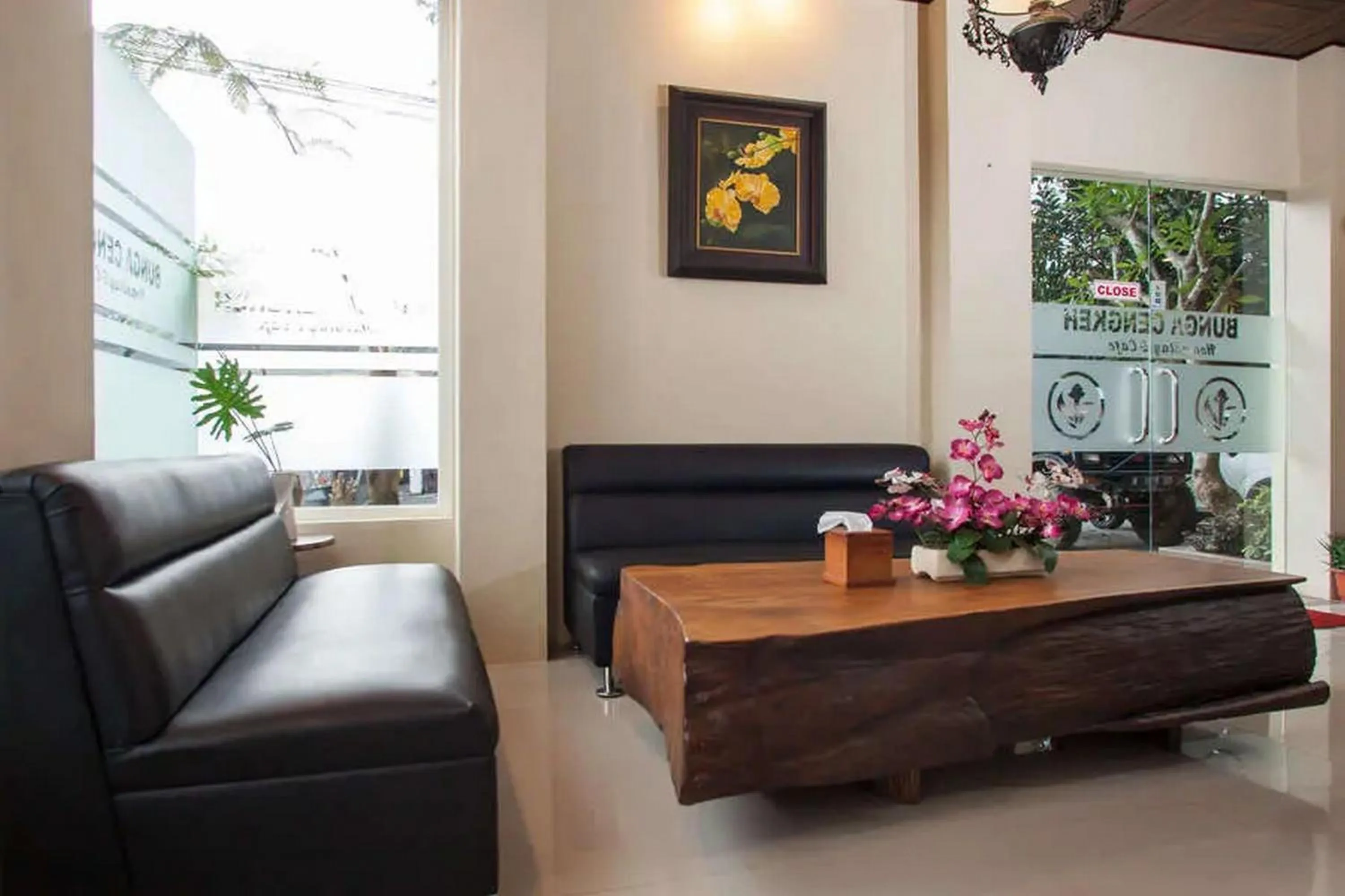 Seating area in RedDoorz Premium @ Jalan Cengkeh Malang