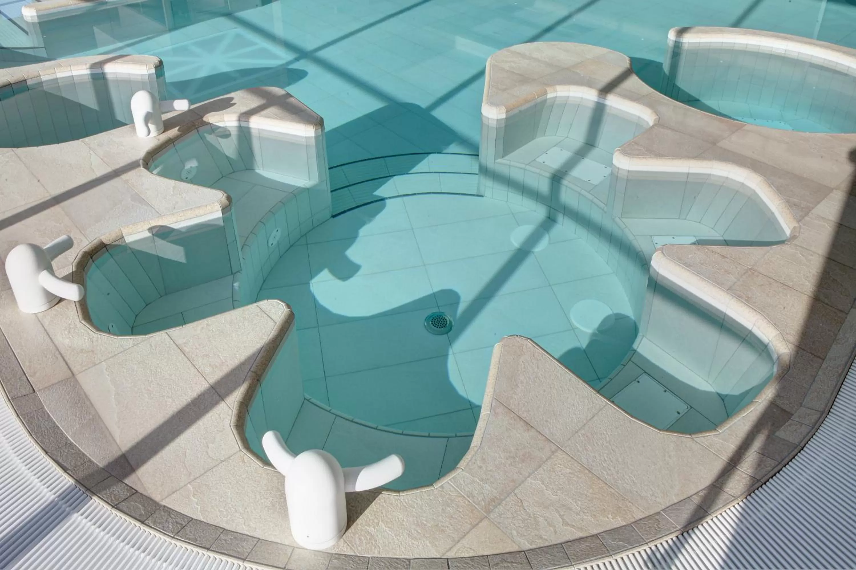 Swimming pool in Hôtel de la Baie - Thalassothérapie PREVITHAL