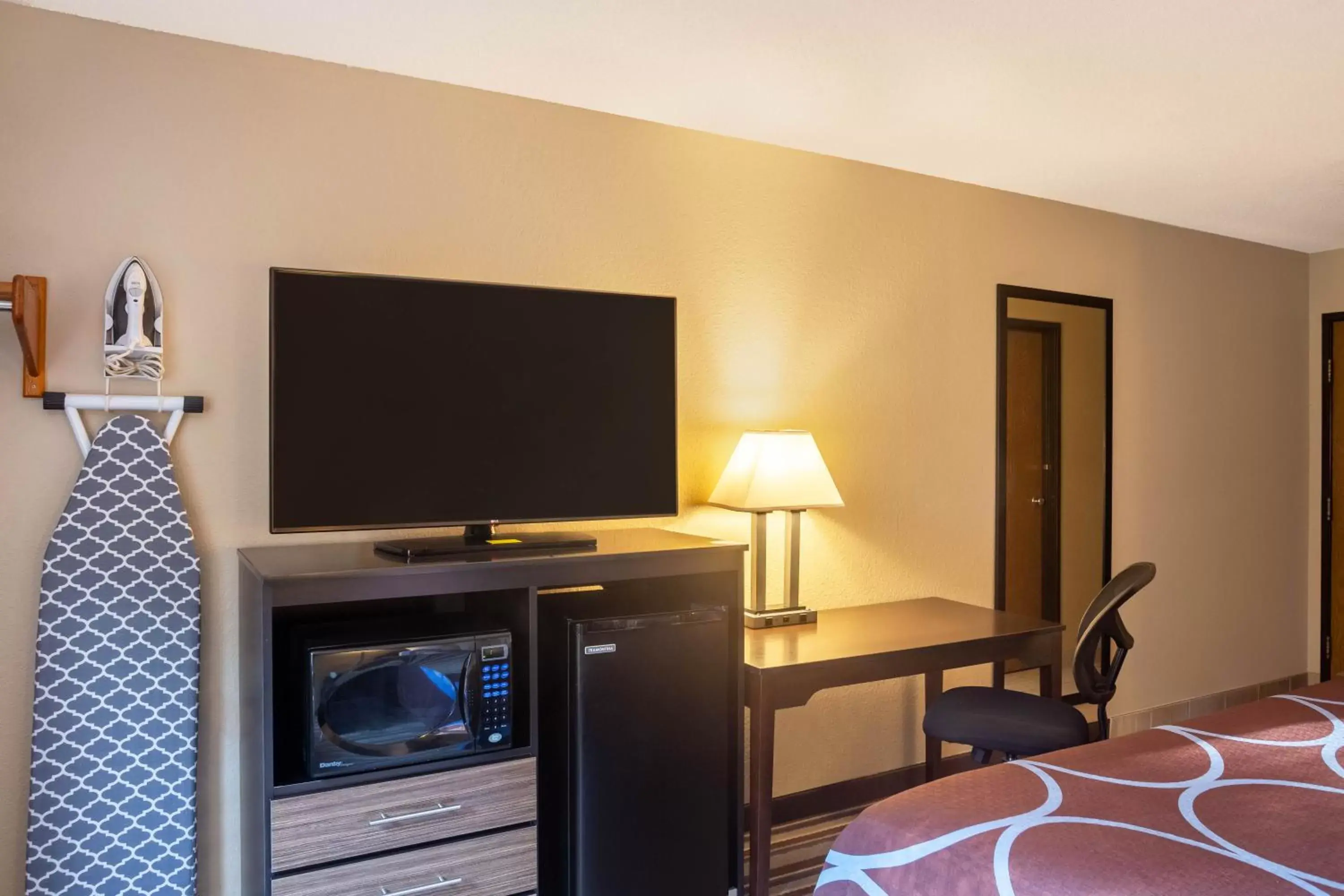 King Room - Non-Smoking in Super 8 by Wyndham Elkins King Room - Non-Smoking in Super 8 by Wyndham Elkins