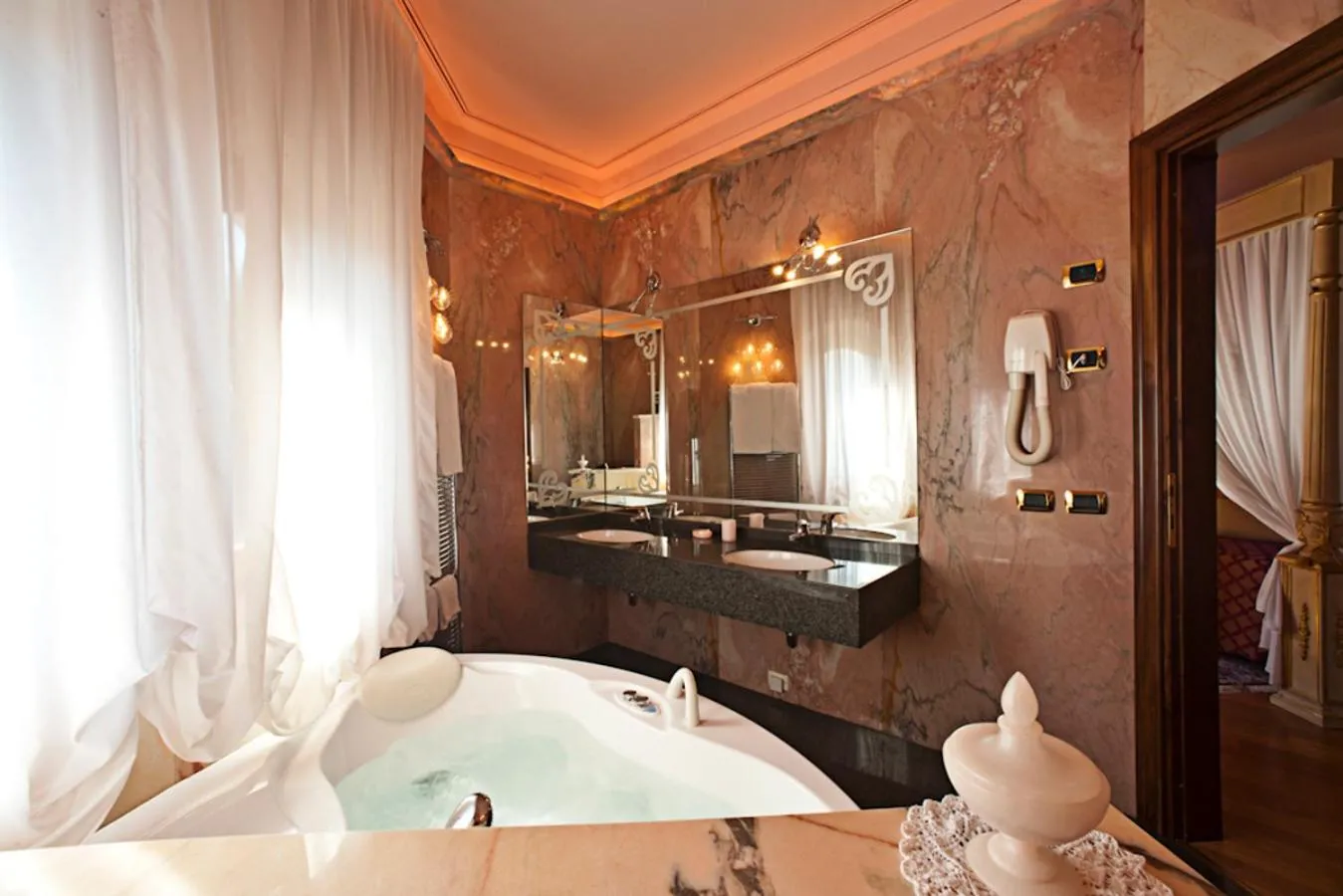 Bathroom, Bed in Albergo La Lanterna