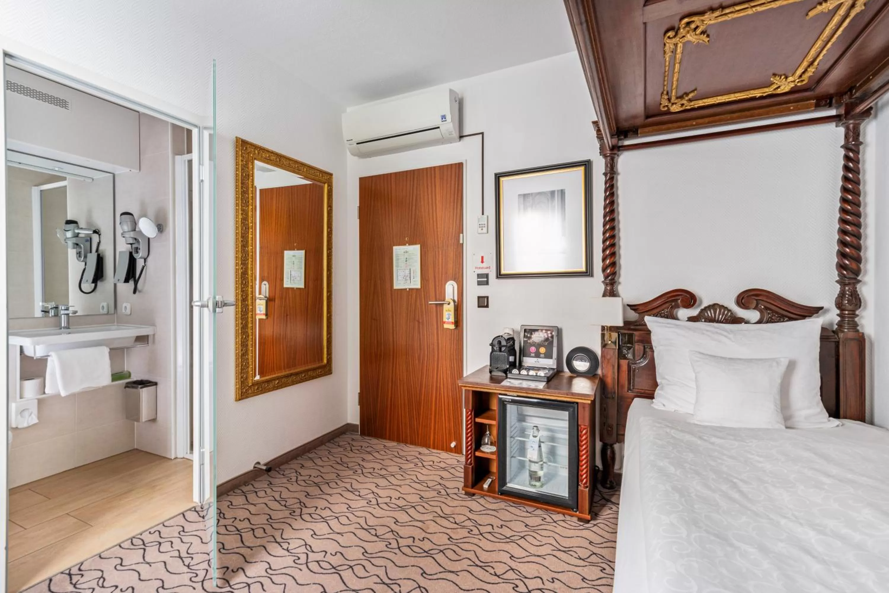 Bed in King's Hotel Center Superior