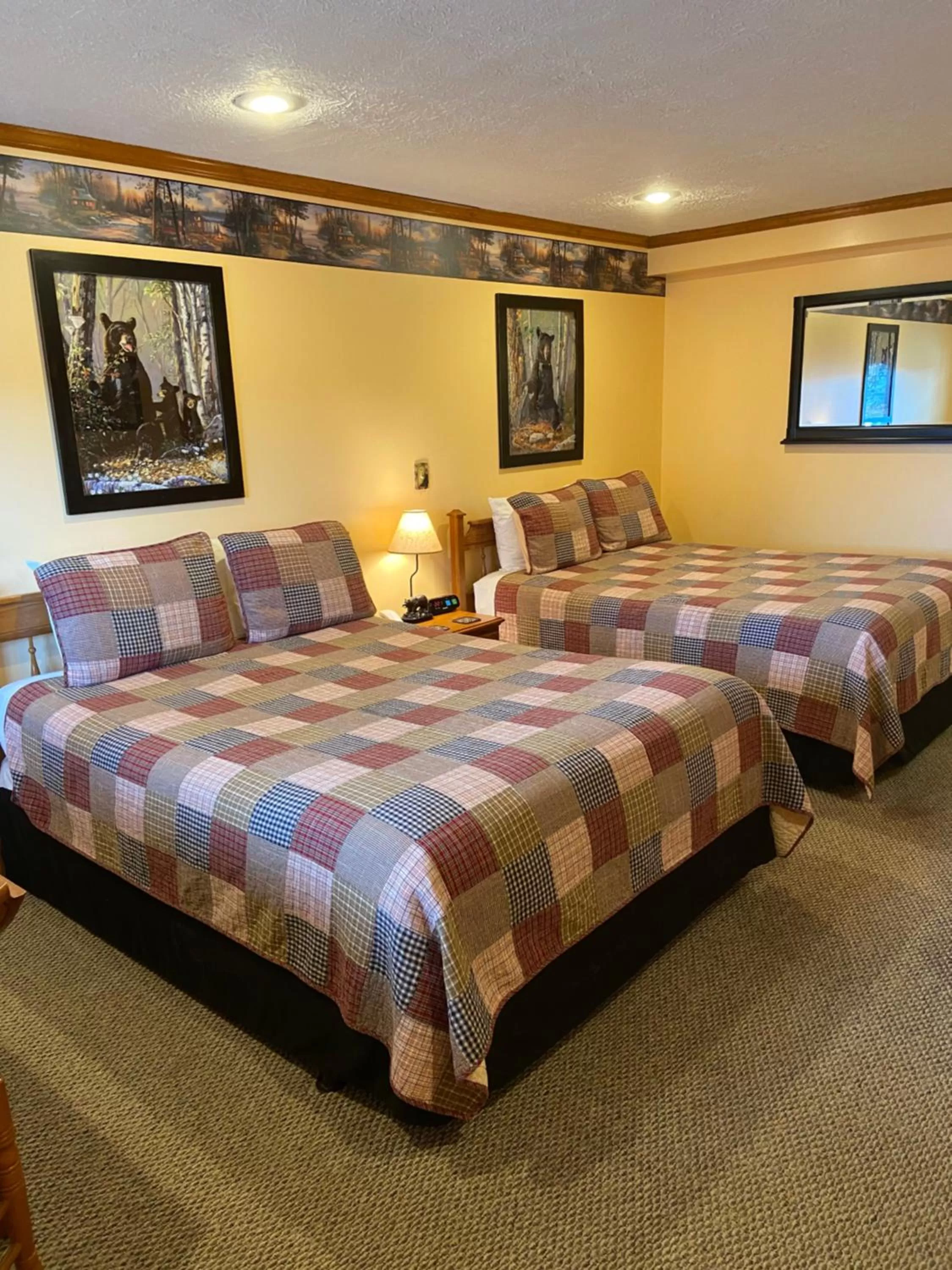 Photo of the whole room, Bed in The Garrett Inn
