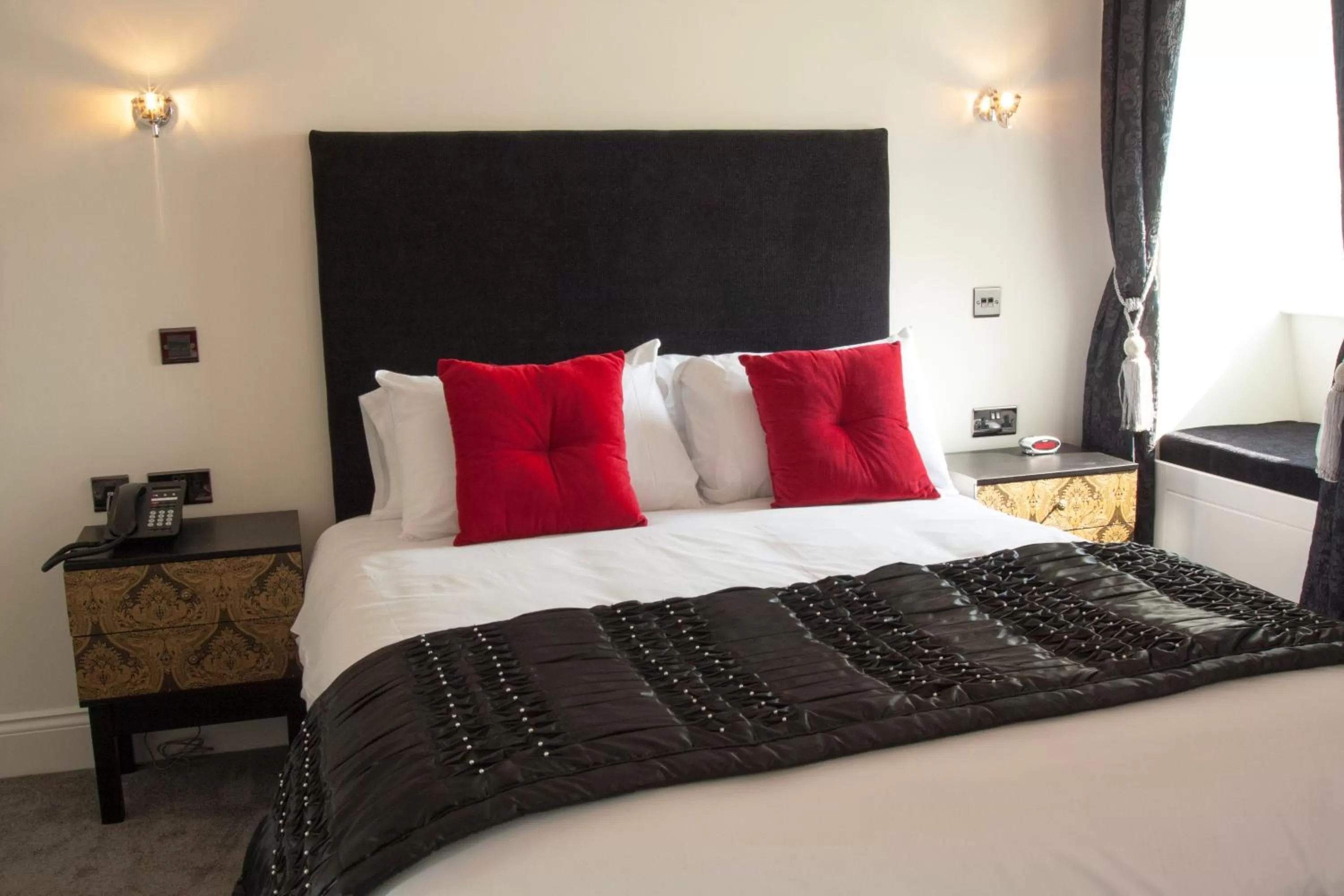 Bedroom, Bed in The Ship Leopard Hotel - No Children