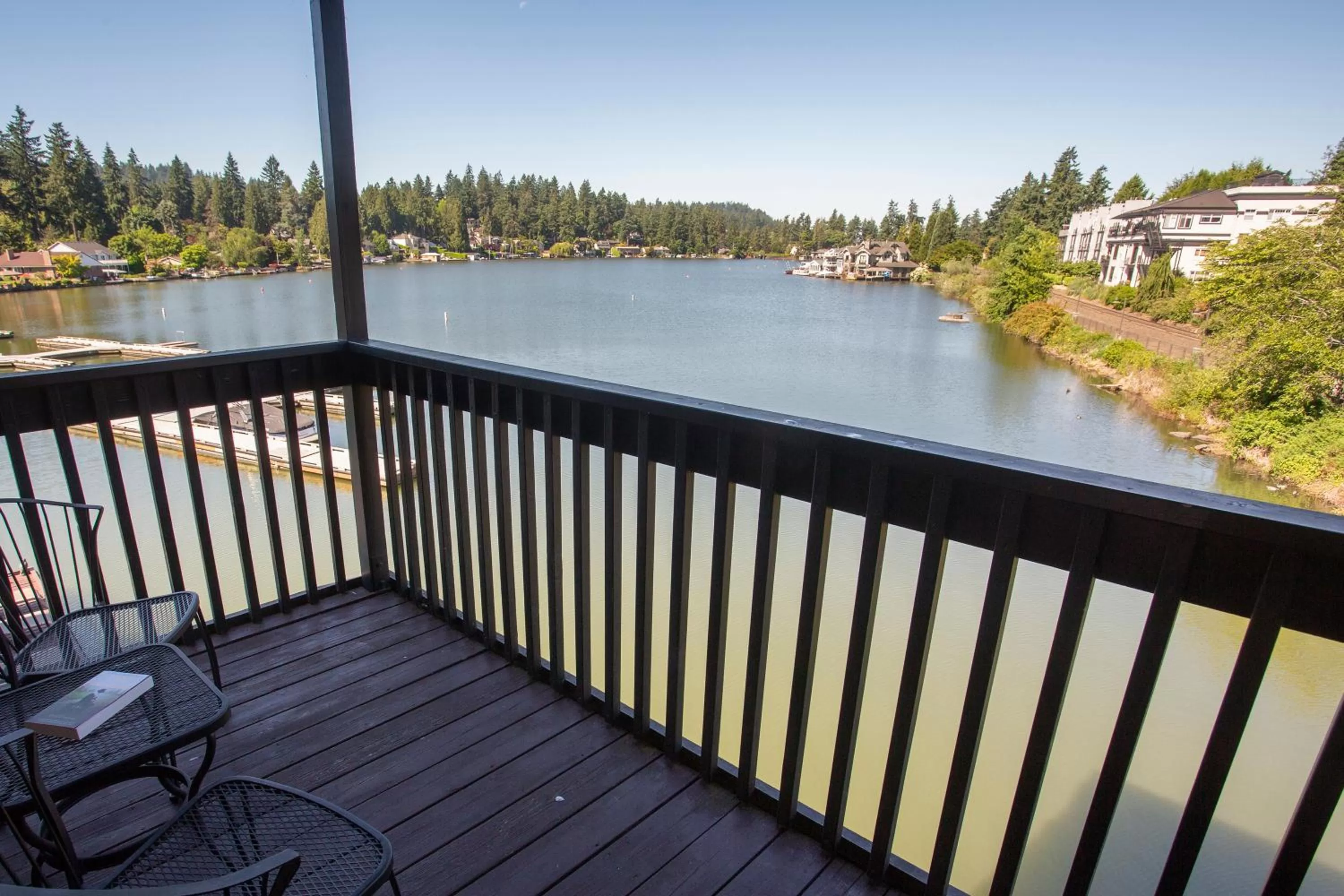 Balcony/Terrace in Lakeshore Inn