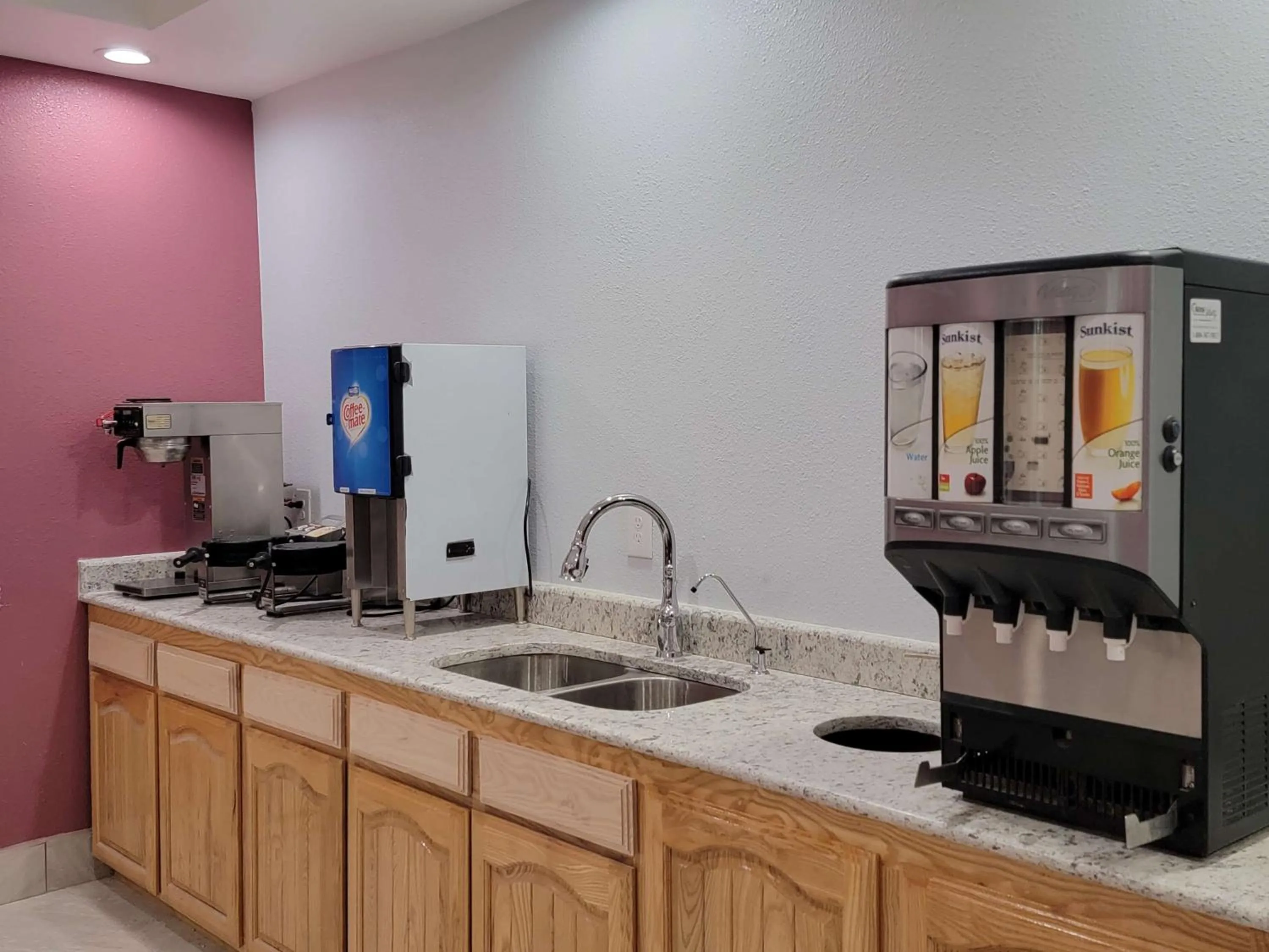 Restaurant/places to eat in SureStay Plus Hotel by Best Western Odessa