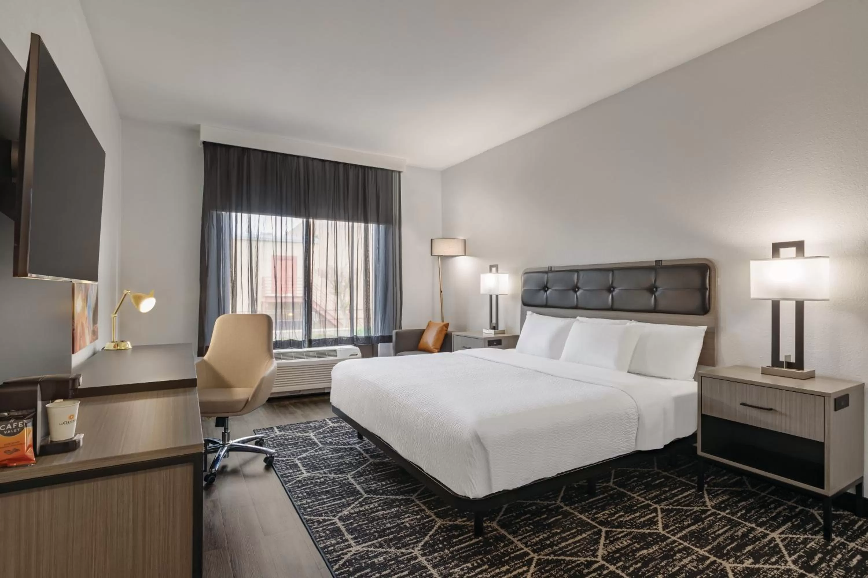 Bed in La Quinta inn & suites by Wyndham Dothan