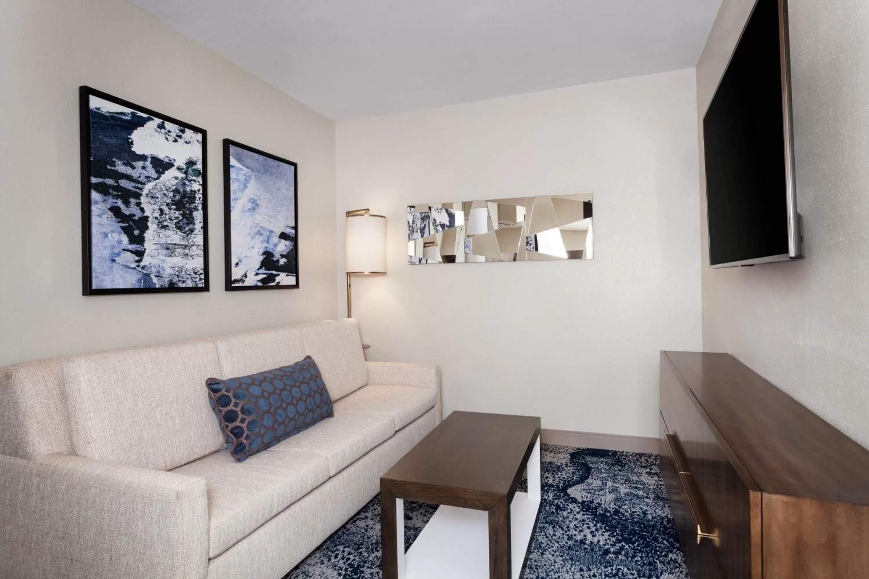 Living room in Delta Hotels by Marriott™ Virginia Beach Waterfront Suites