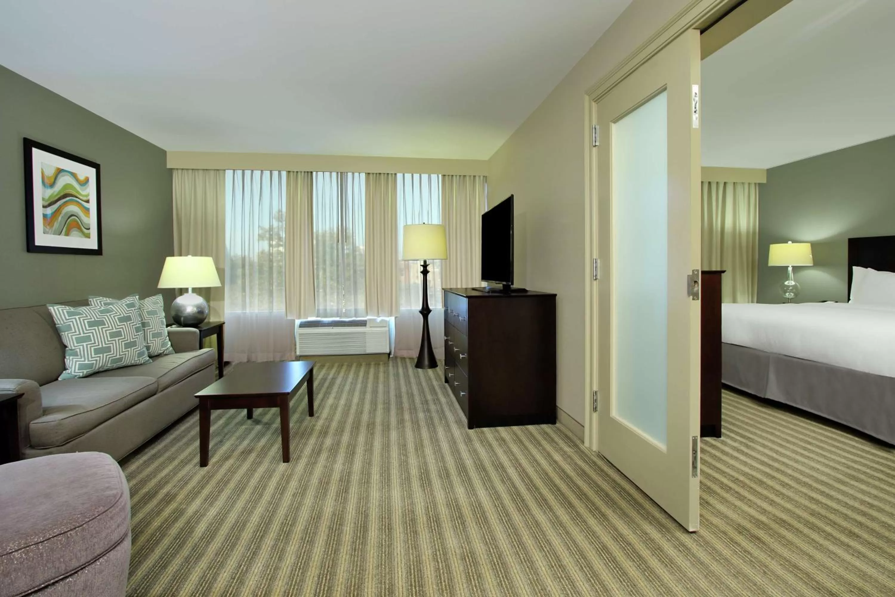 Living room, Bed in Doubletree by Hilton Newark