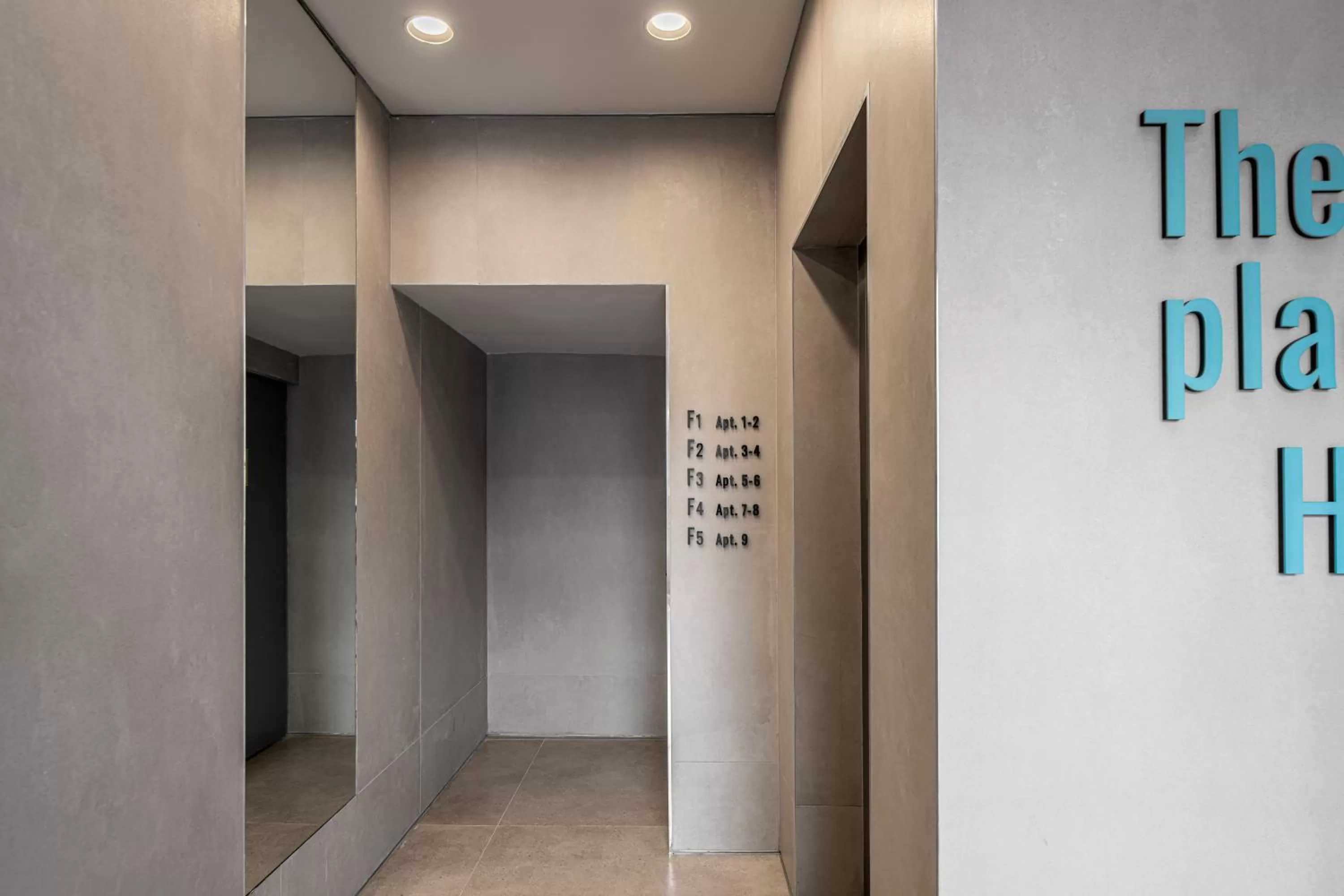 Facade/entrance in Mate GEORGE - By HOMY