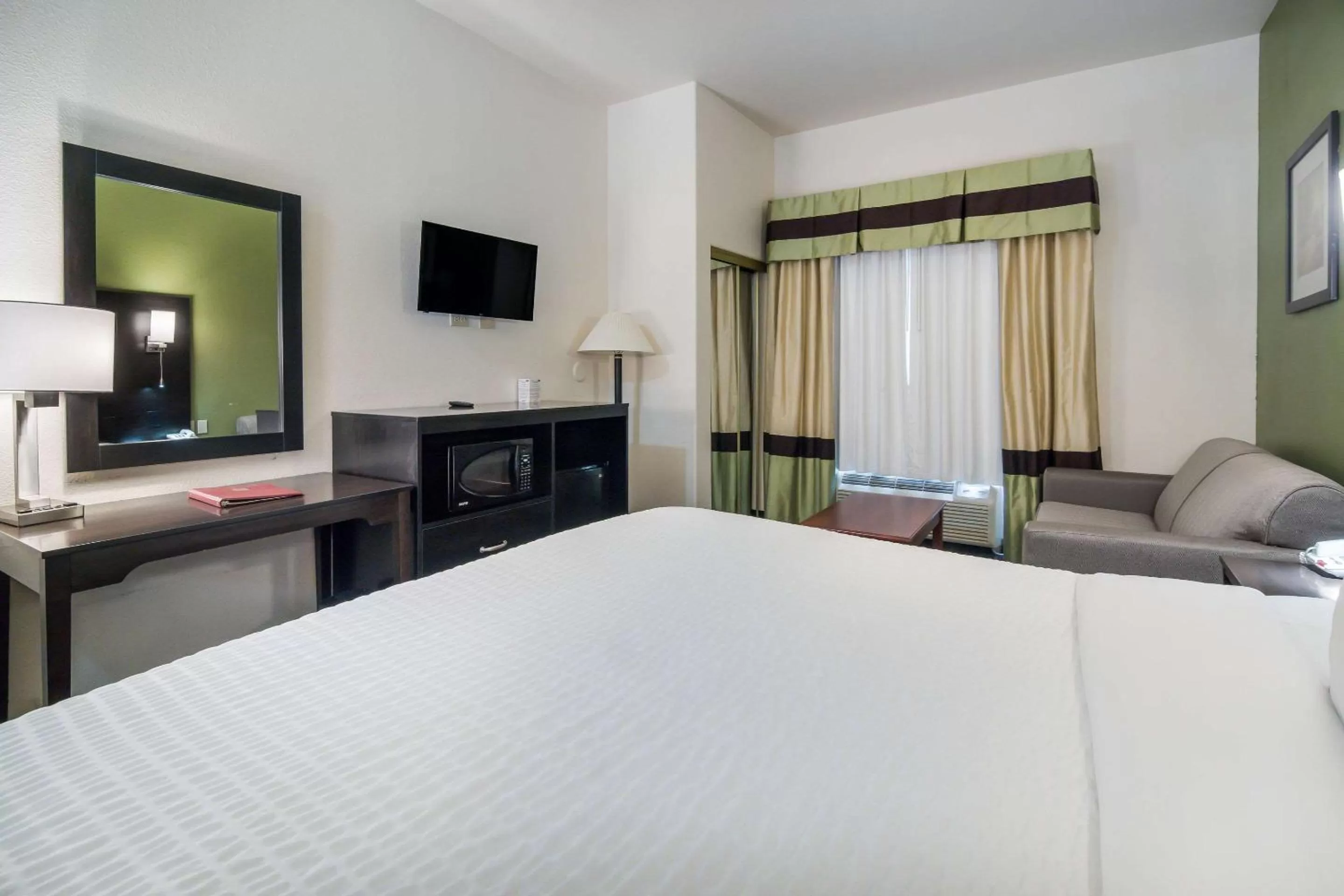 Photo of the whole room, Bed in Clarion Inn & Suites Weatherford South