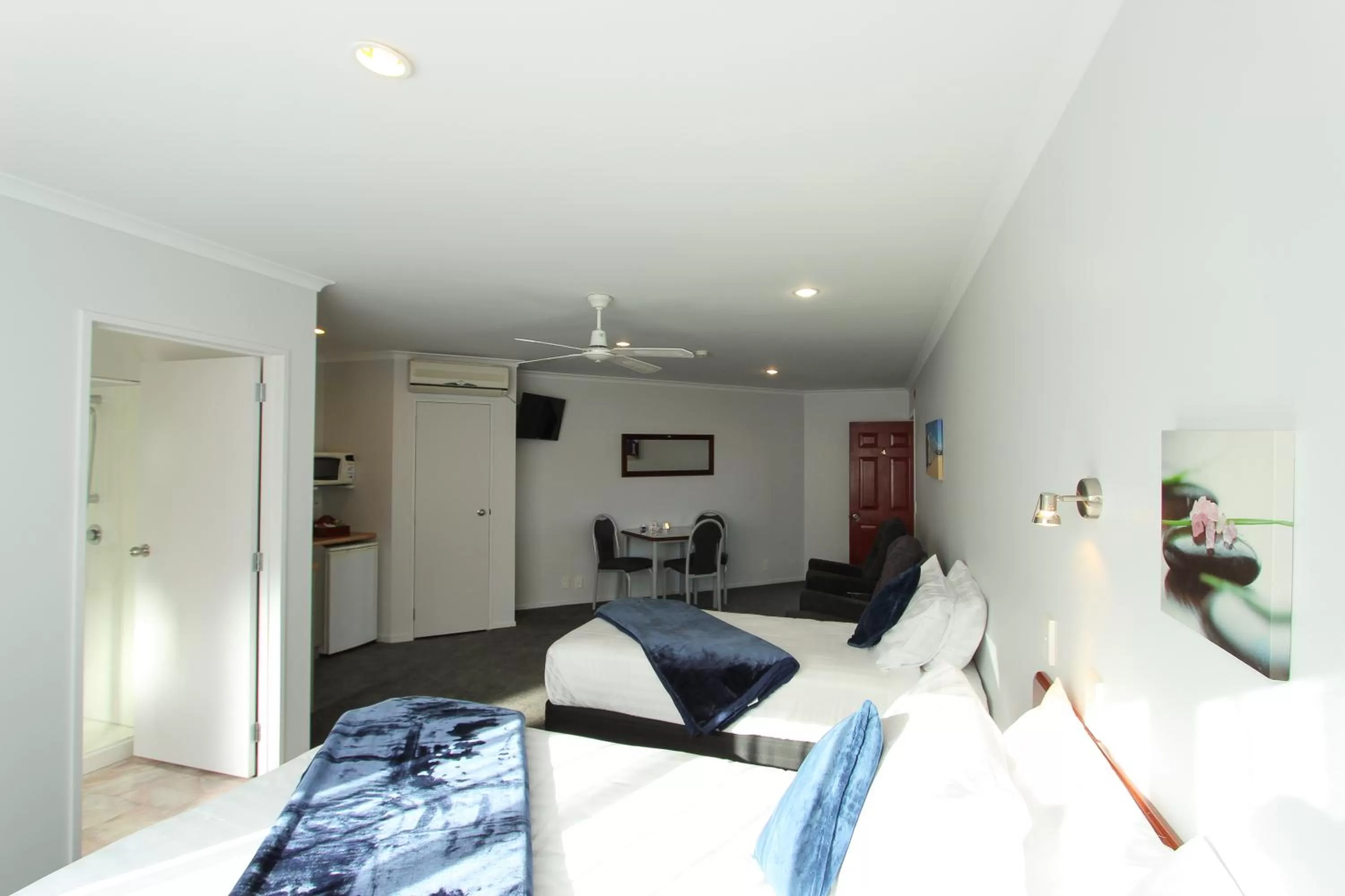 Shower in BK's Magnolia Motor Lodge