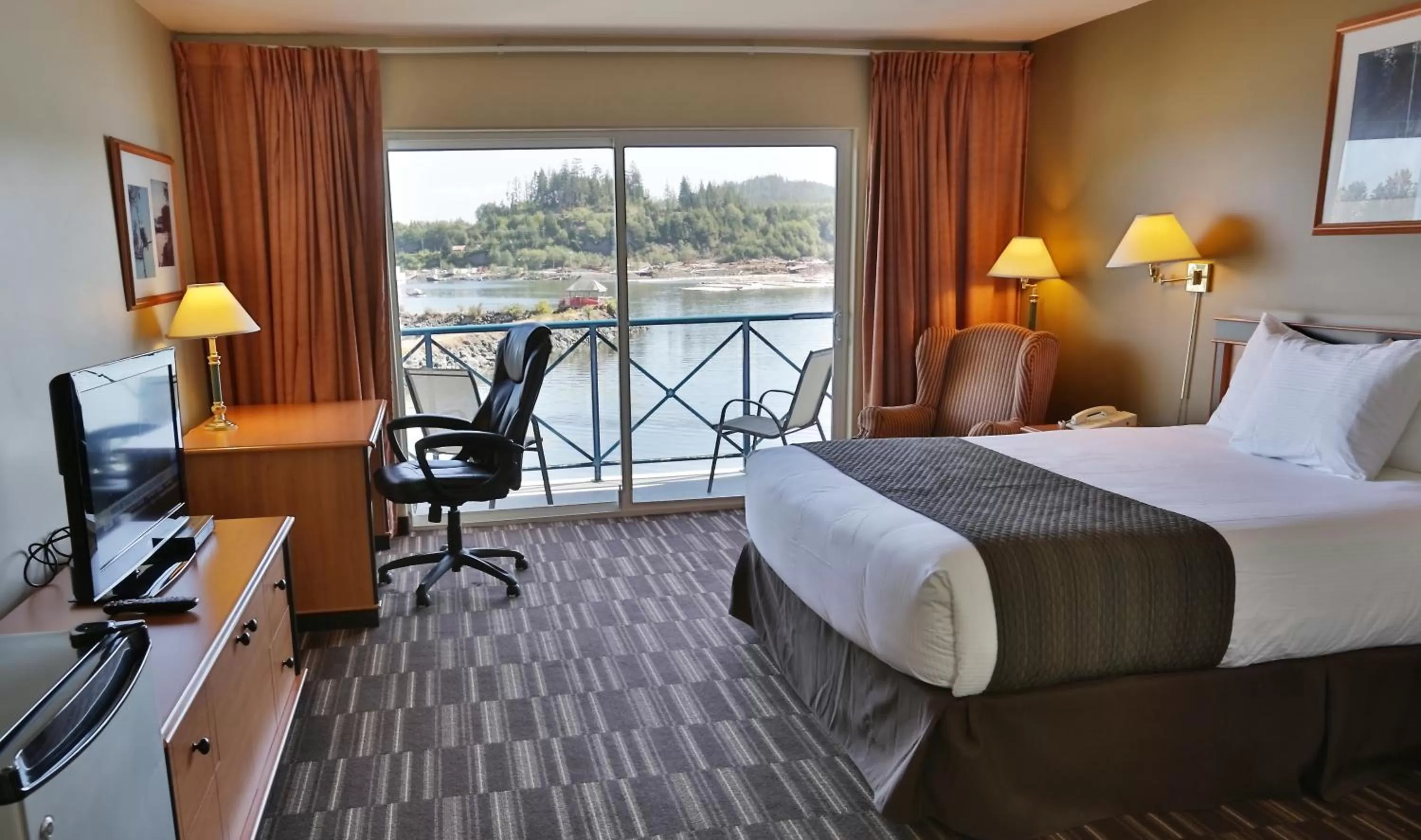 Photo of the whole room, Bed in Glen Lyon Inn