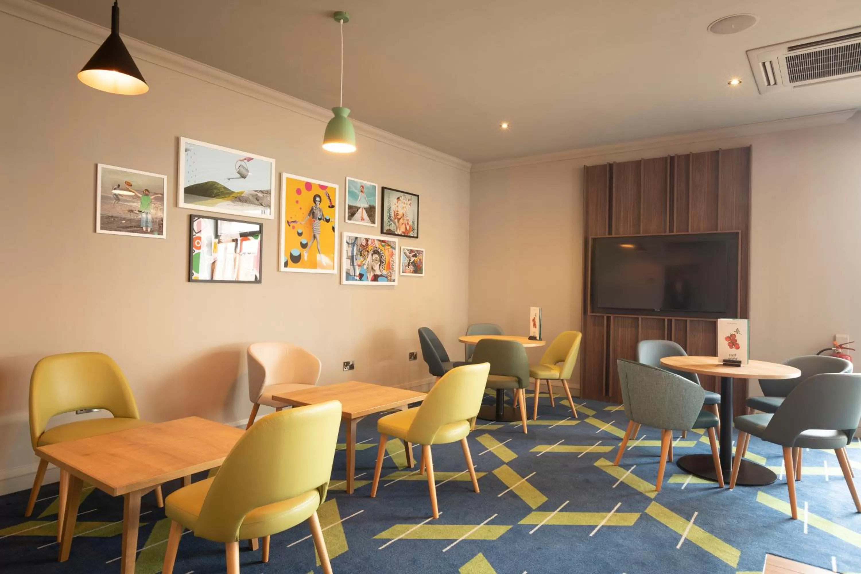 Lounge or bar in Holiday Inn Basildon by IHG