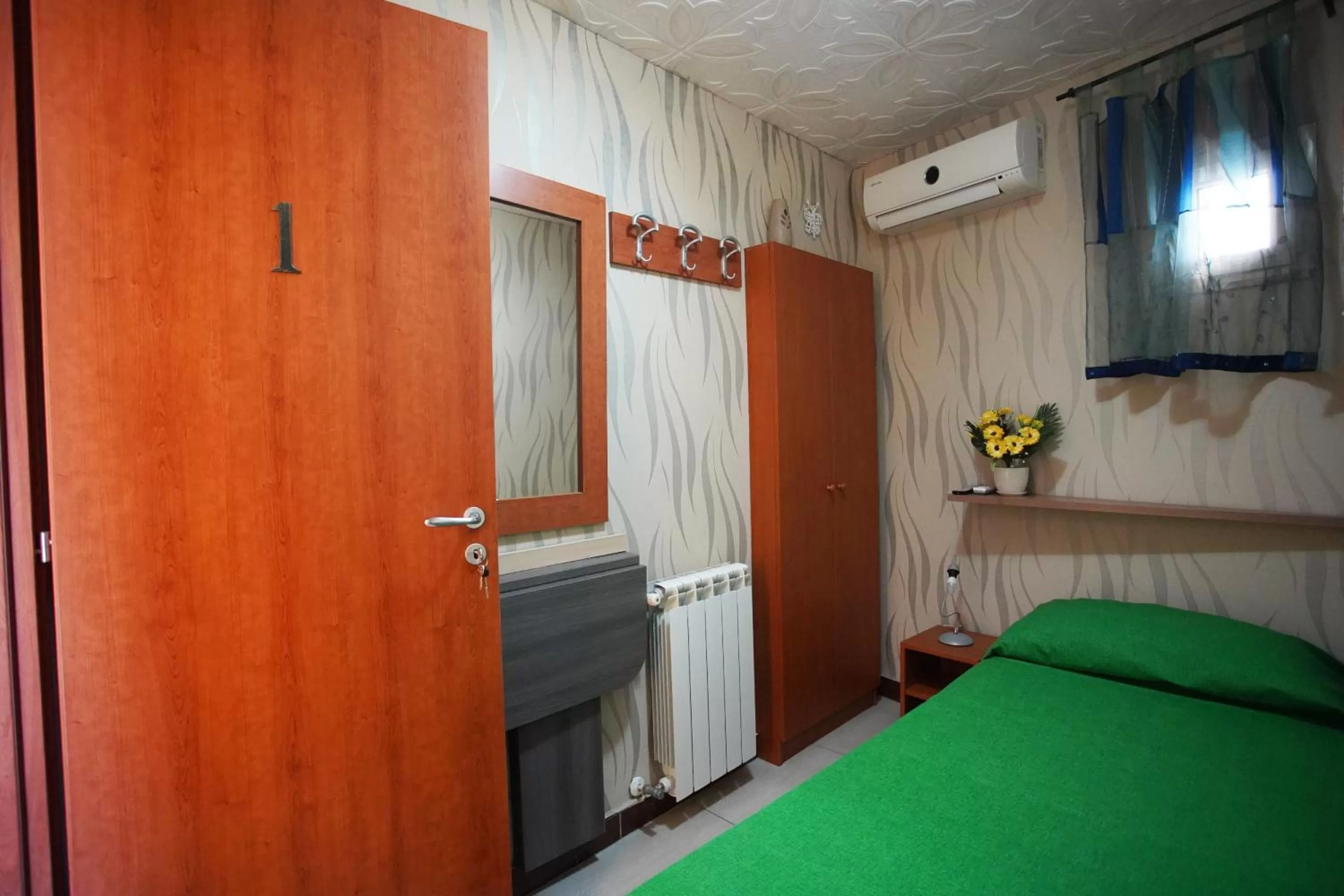 Photo of the whole room, Bed in Golden Dreams B&B