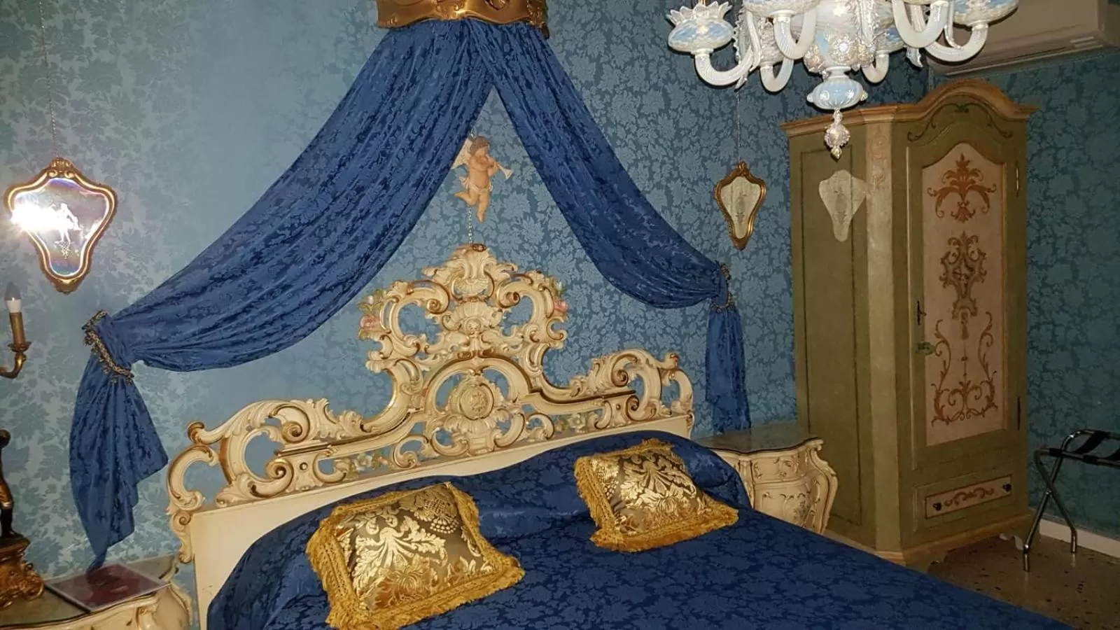 Photo of the whole room, Bed in Scalon del Doge