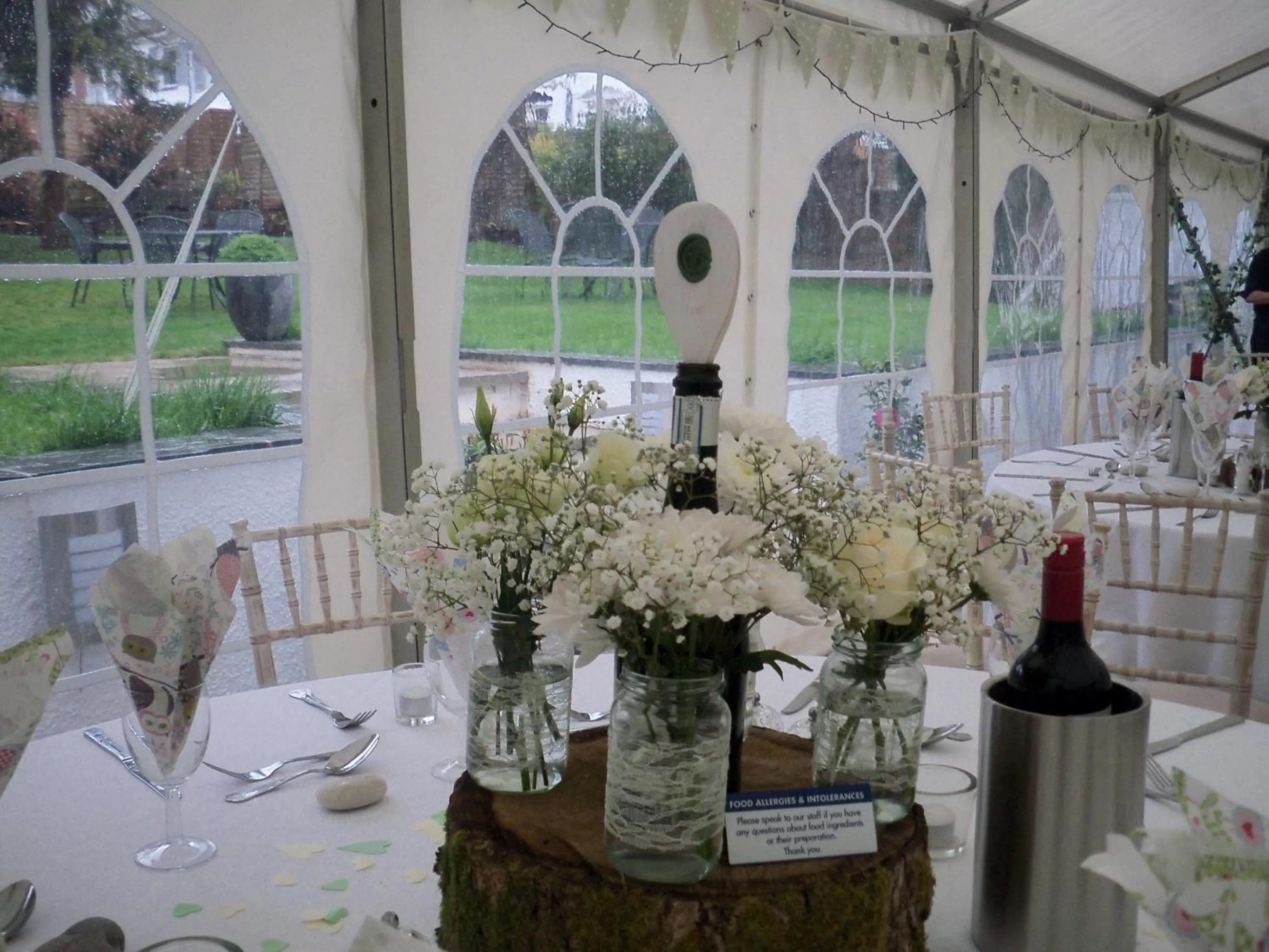 Entertainment, Restaurant/Places to Eat in The Woodlands Hotel