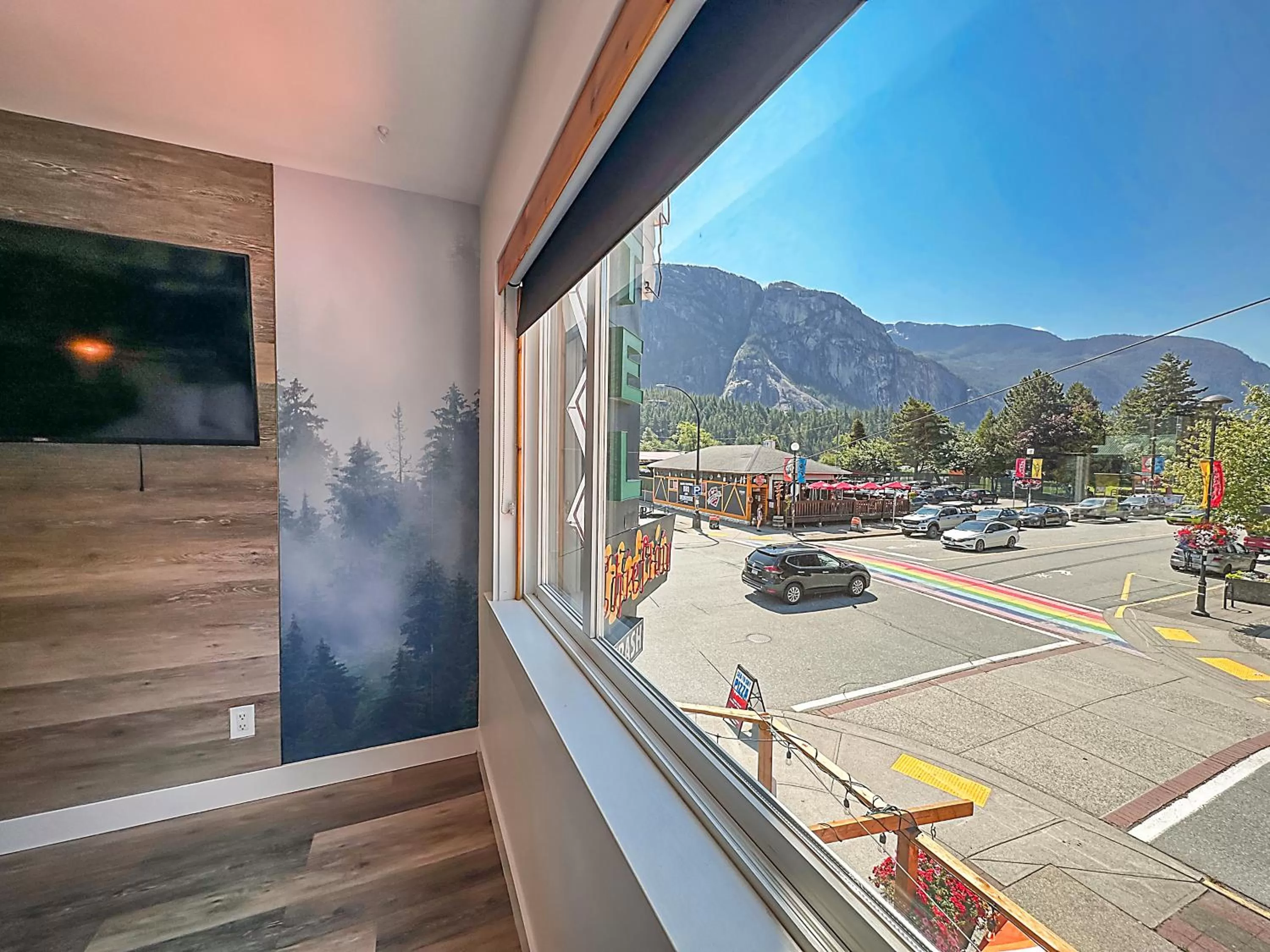 Mountain view in Crash Hotel Squamish