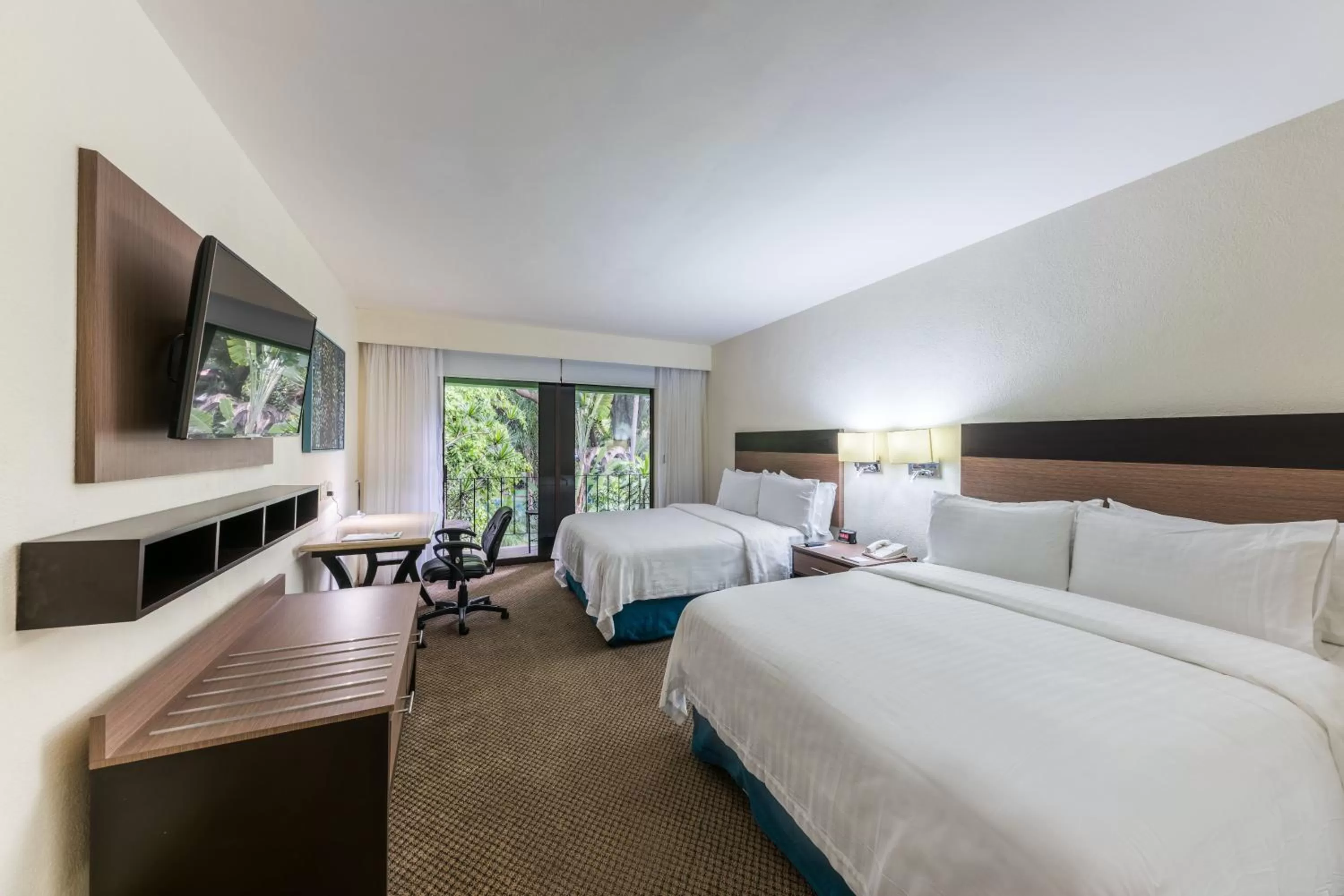 Photo of the whole room, Bed in Holiday Inn Guadalajara Expo Plaza del Sol by IHG