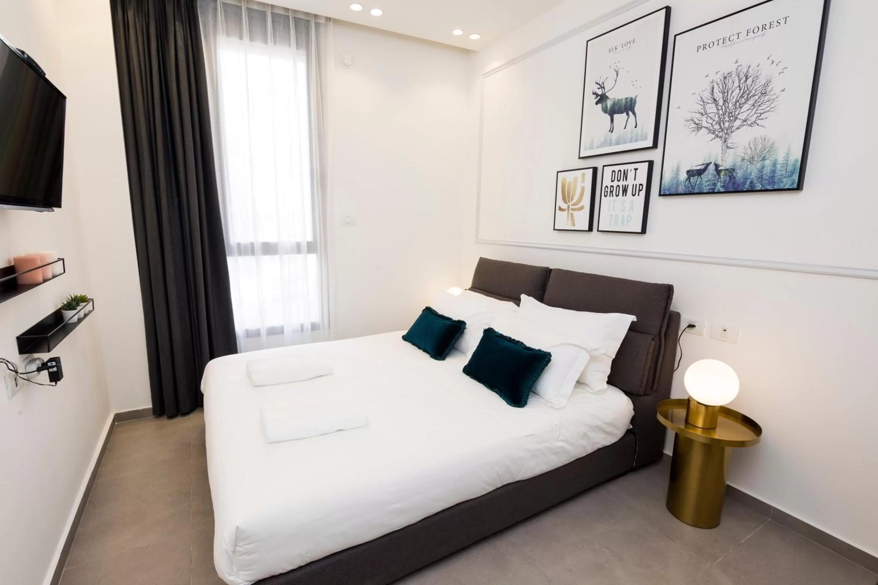 Bedroom, Bed in Emilia TLV