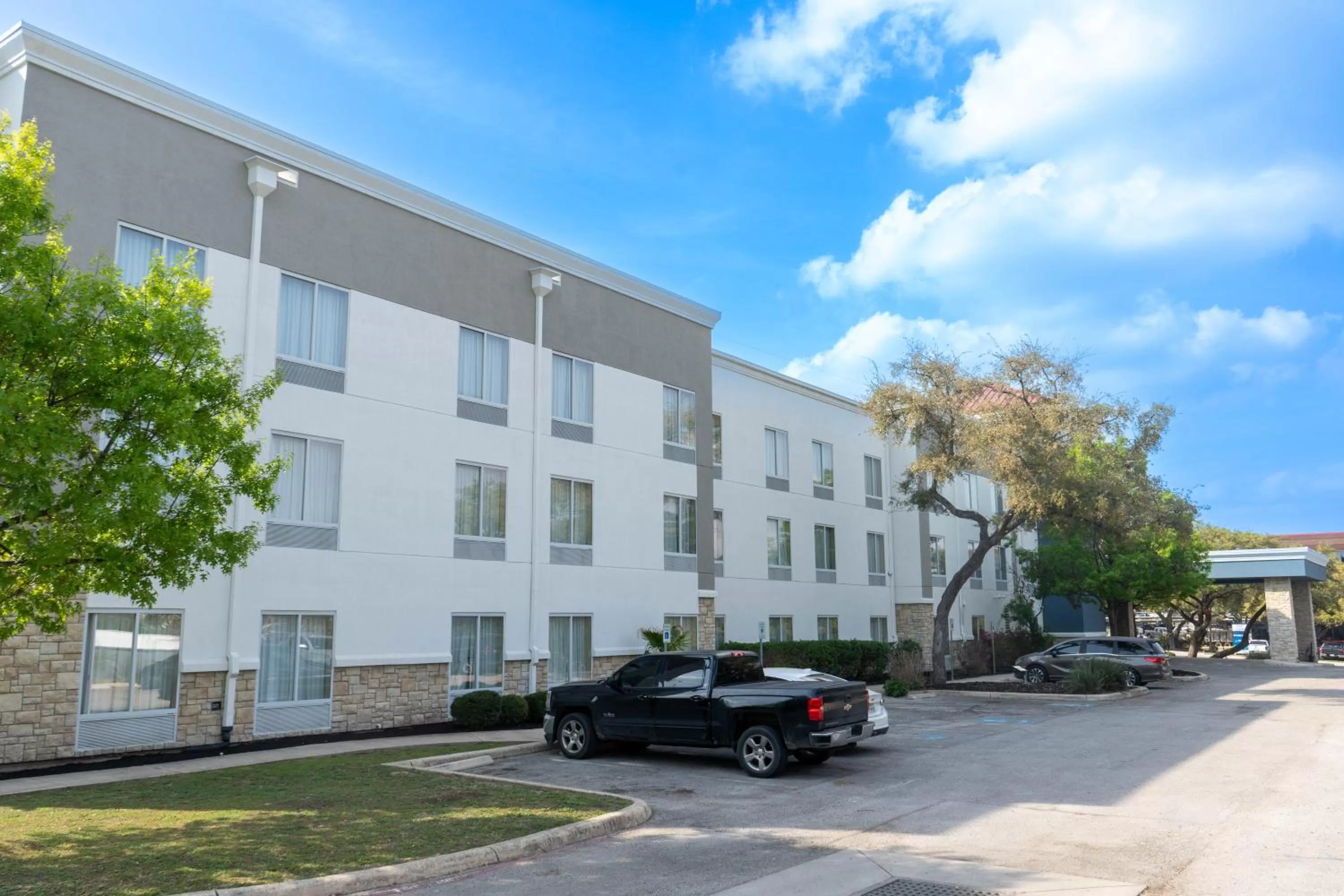 Property building in Comfort Suites Medical Center near Six Flags