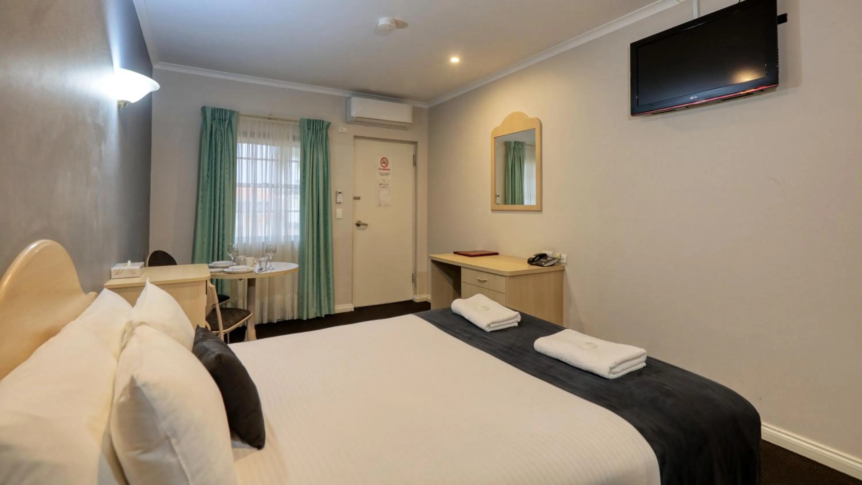 TV and multimedia, Bed in Charles Rasp Motor Inn & Cottages