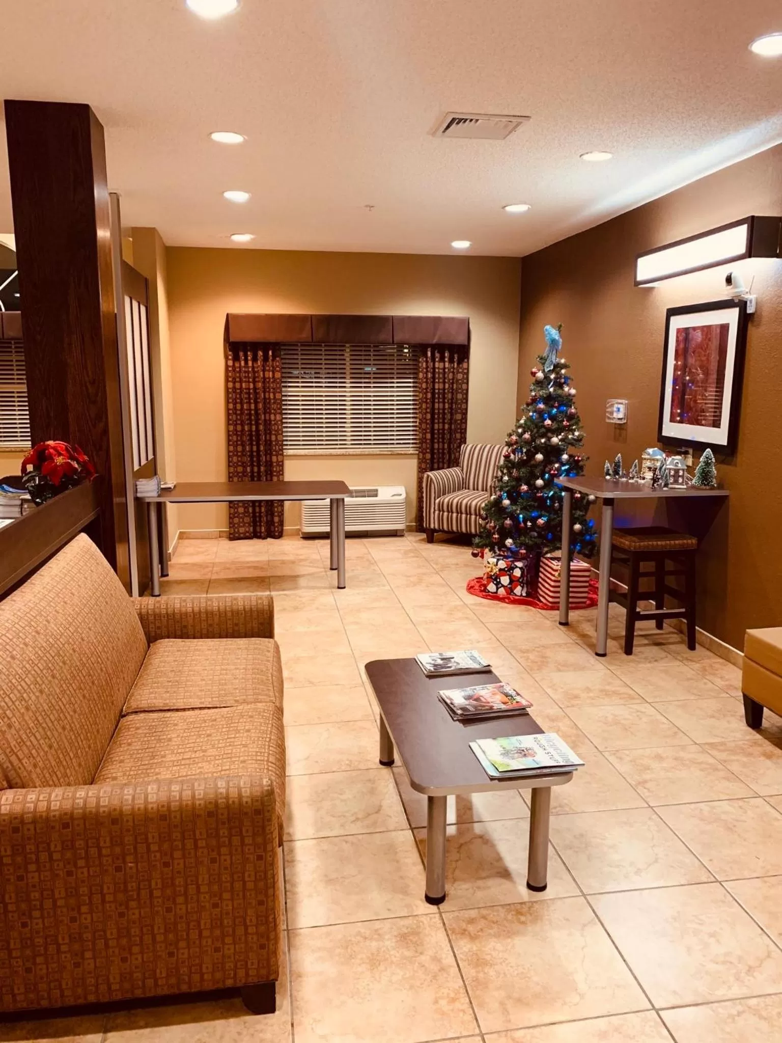 Seating area in Microtel Inn & Suites-Sayre, PA