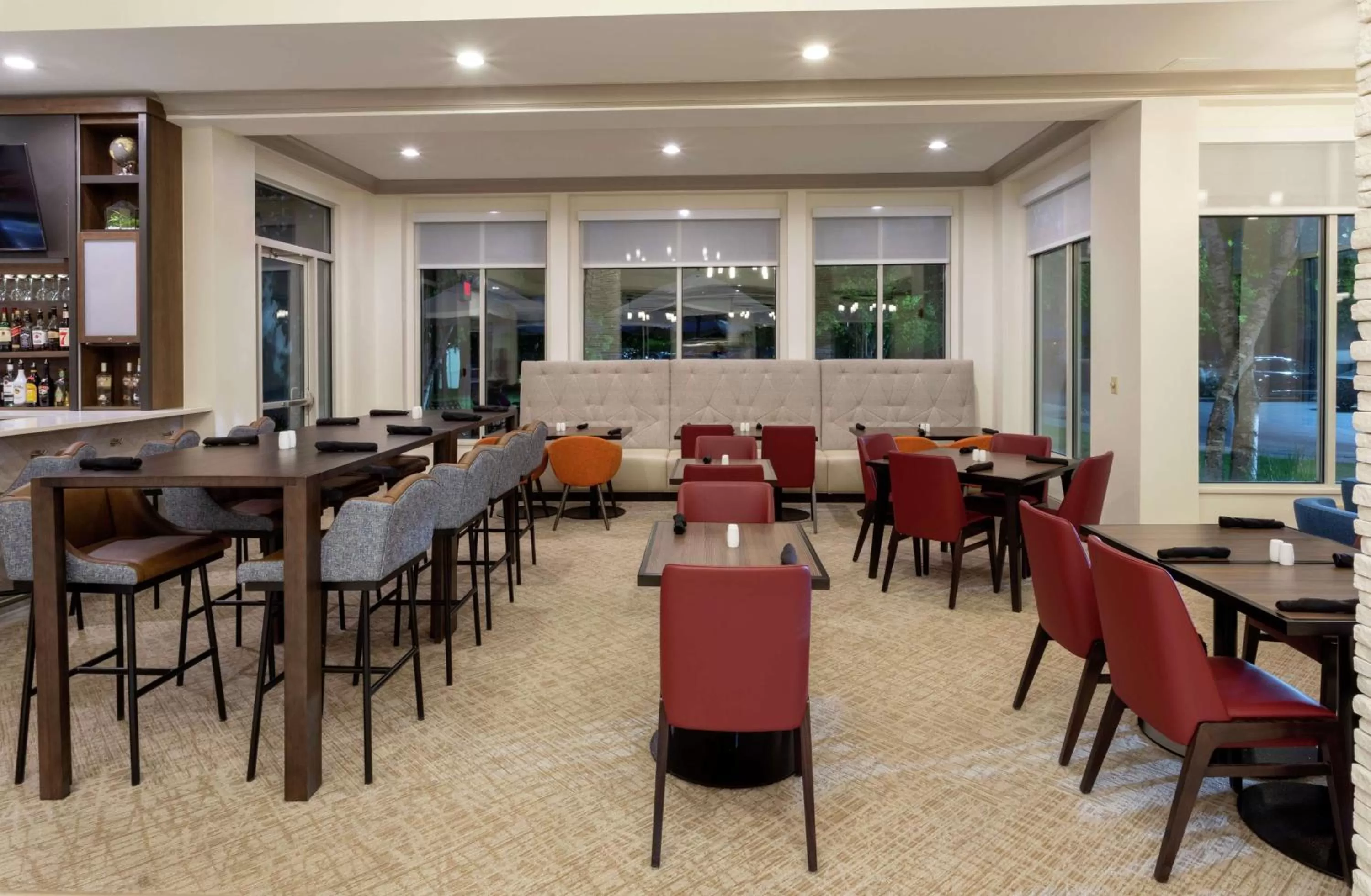Dining area in Hilton Garden Inn Minneapolis Saint Paul-Shoreview