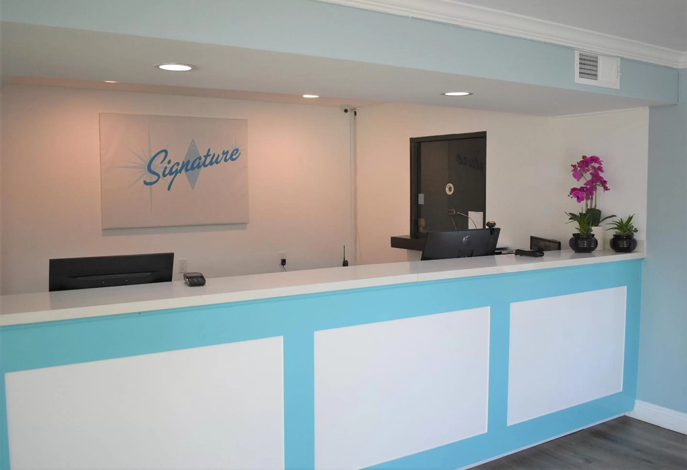 Lobby or reception in Signature Anaheim Maingate