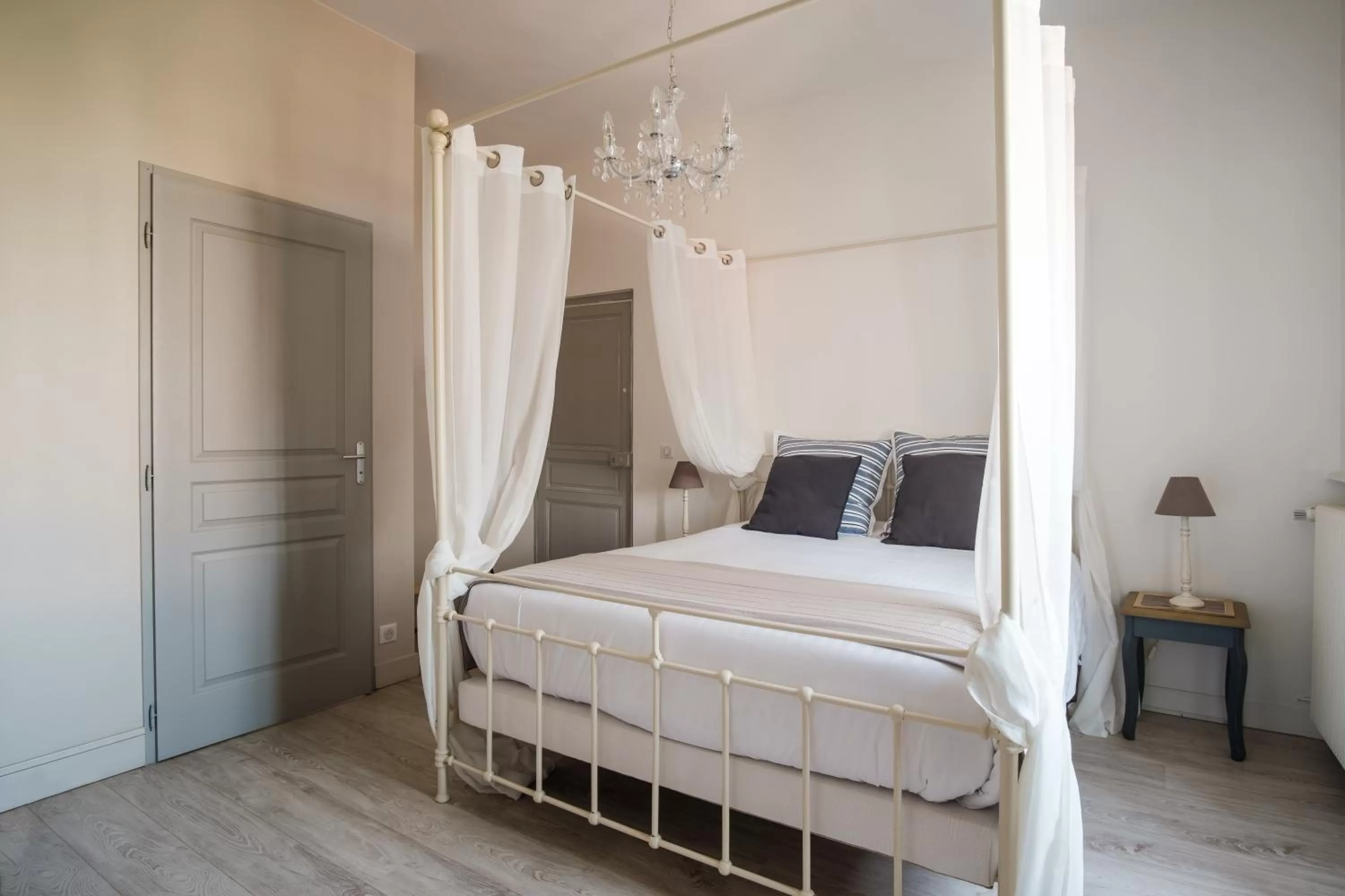 Bed in Dupain & Dubeurre Appart'Hôtel - Parking