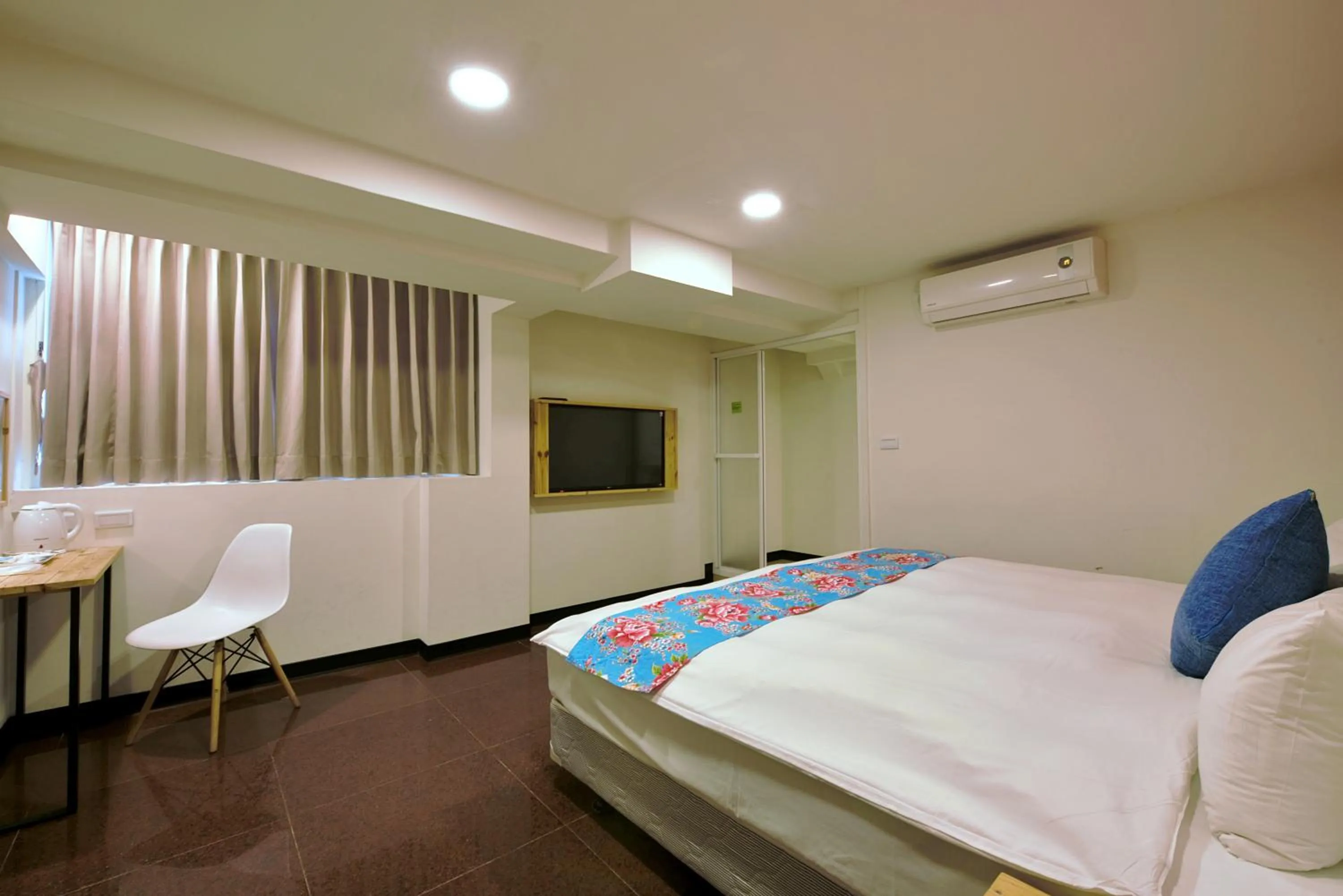 Bed in Good Night Hotel