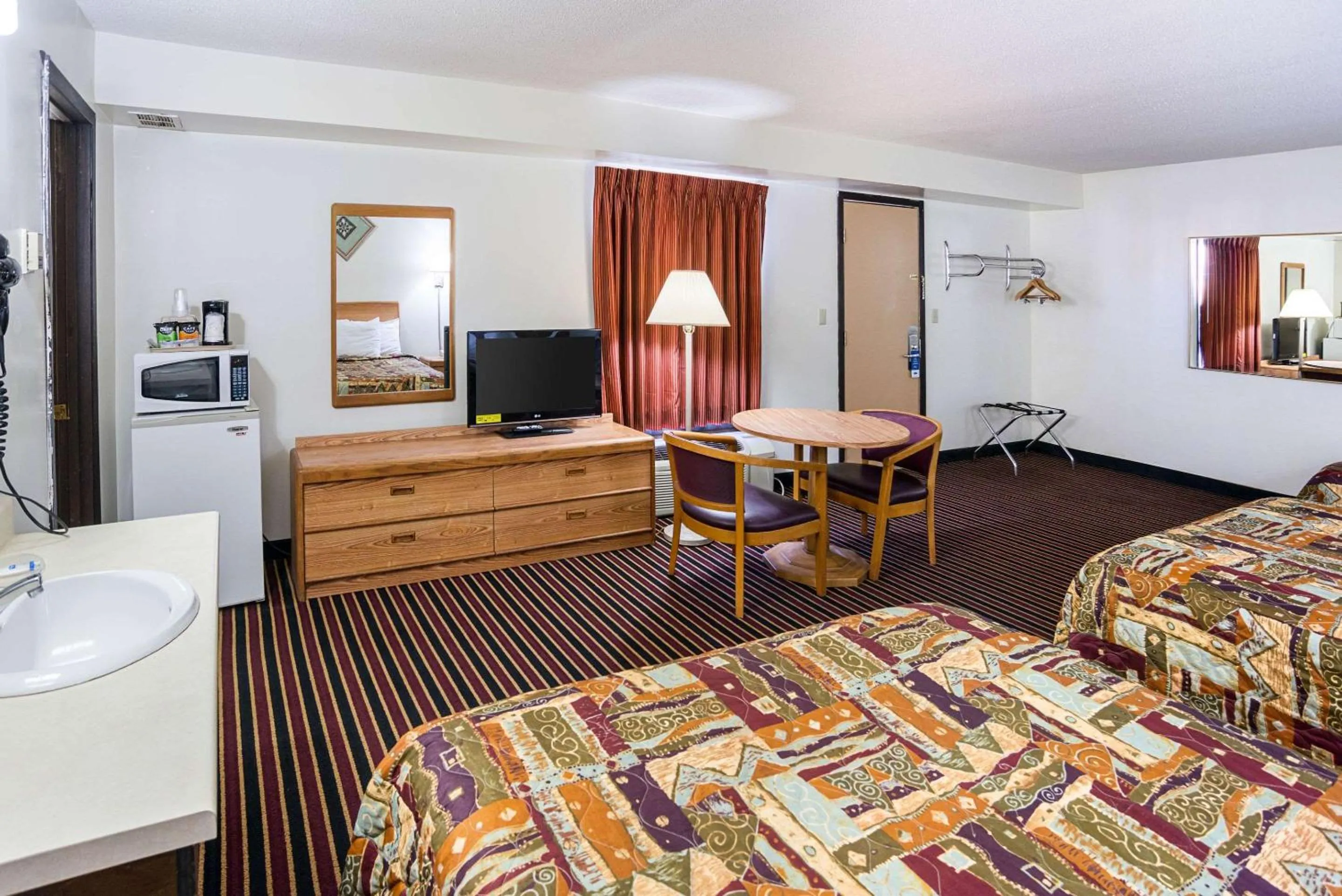 Photo of the whole room, Bed in Rodeway Inn & Suites Austin I-90