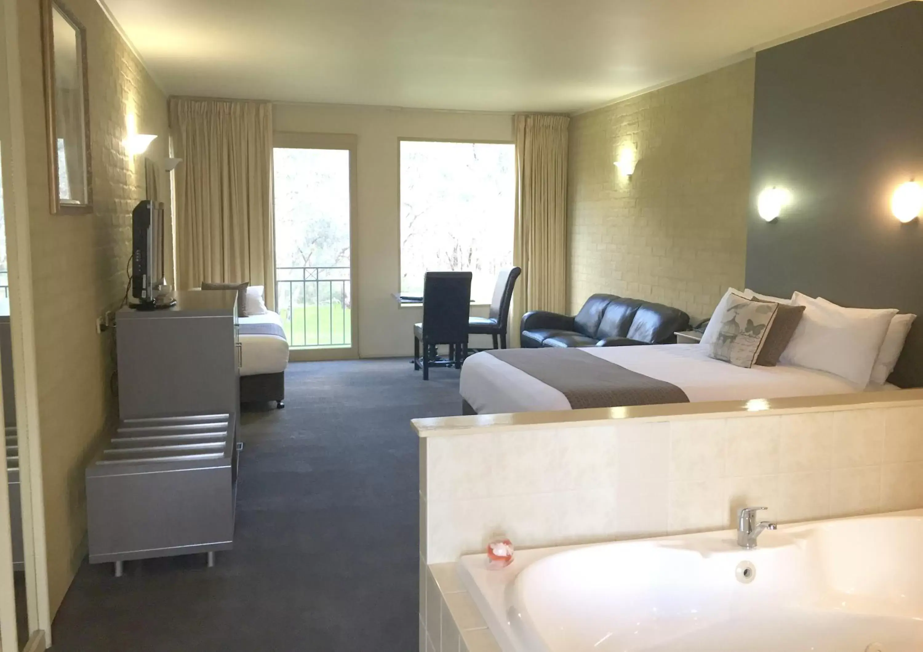 Comfort Twin Room with Spa Bath in Madison Spa Motel - Adults Only Comfort Twin Room with Spa Bath in Madison Spa Motel - Adults Only