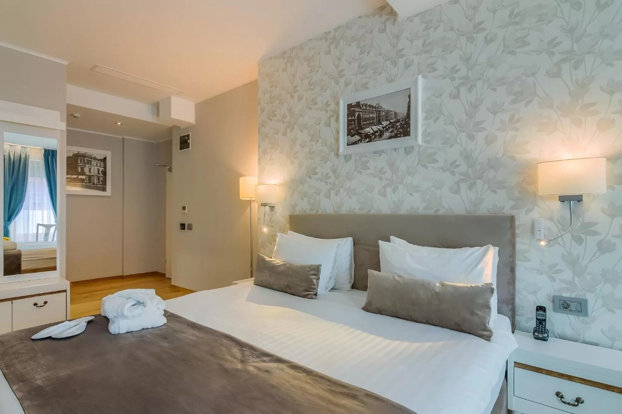 Bed in New Era Hotel Old Town Party Zone Bucharest- parking with fee nearby - NOT at the hotel !