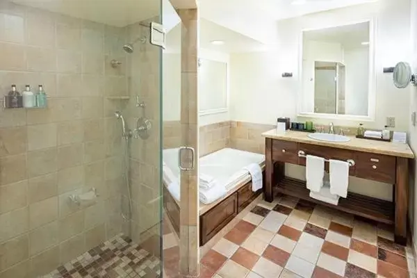 Bungalow Deluxe Double Queen in The Quail Lodge Bungalow Deluxe Double Queen in The Quail Lodge