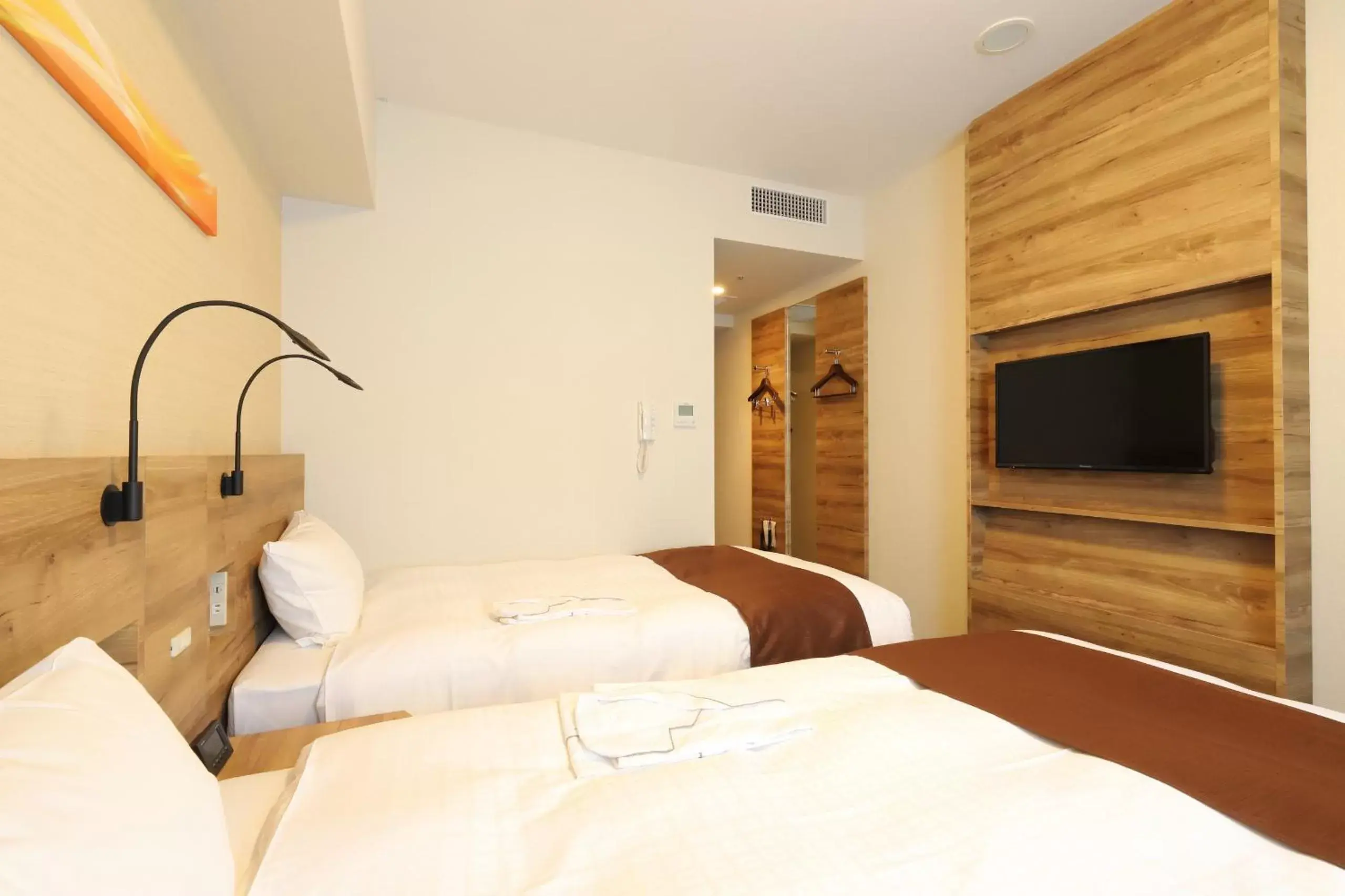 Standard Twin Room - Non-Smoking in Smile Hotel Premium Osaka Higashishinsaibashi Standard Twin Room - Non-Smoking in Smile Hotel Premium Osaka Higashishinsaibashi