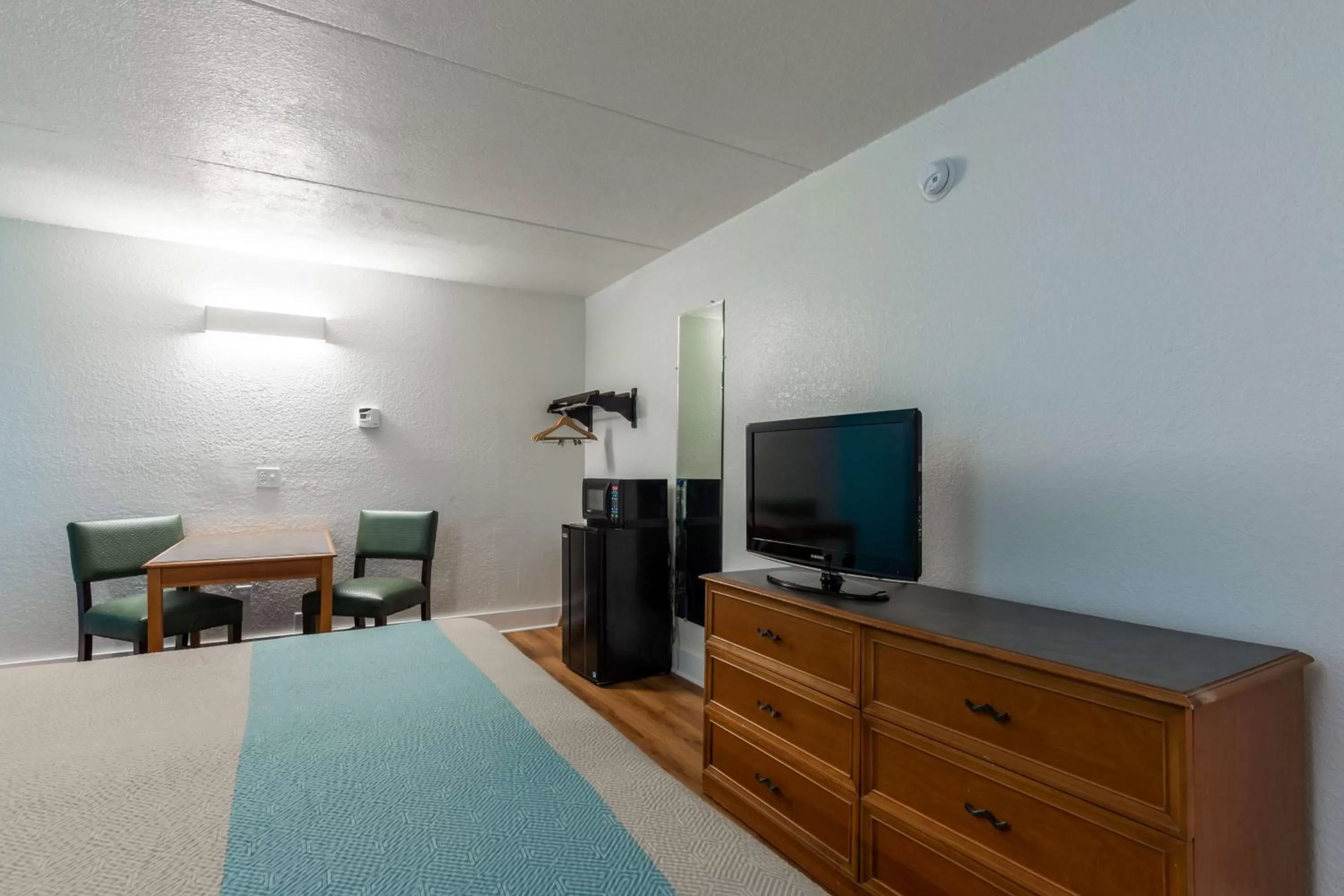 TV and multimedia in Motel 6-North Little Rock, AR - McCain