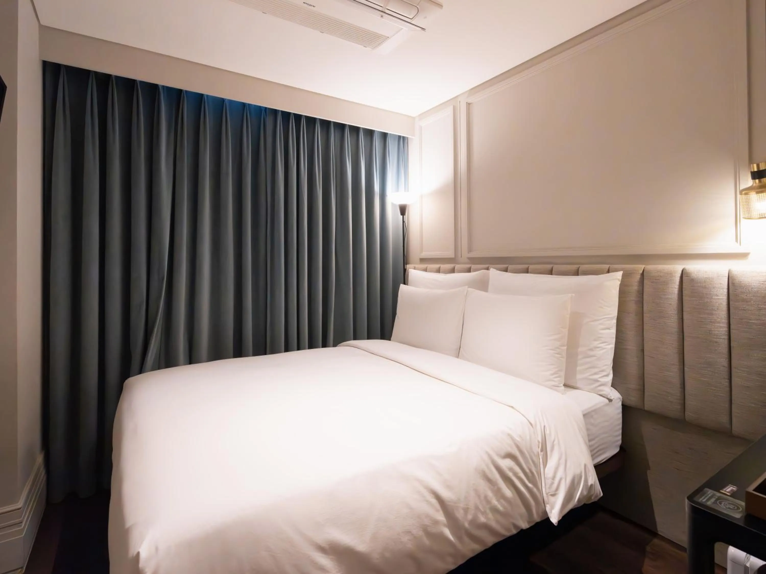 Bedroom, Bed in Hotel Crescendo Seoul