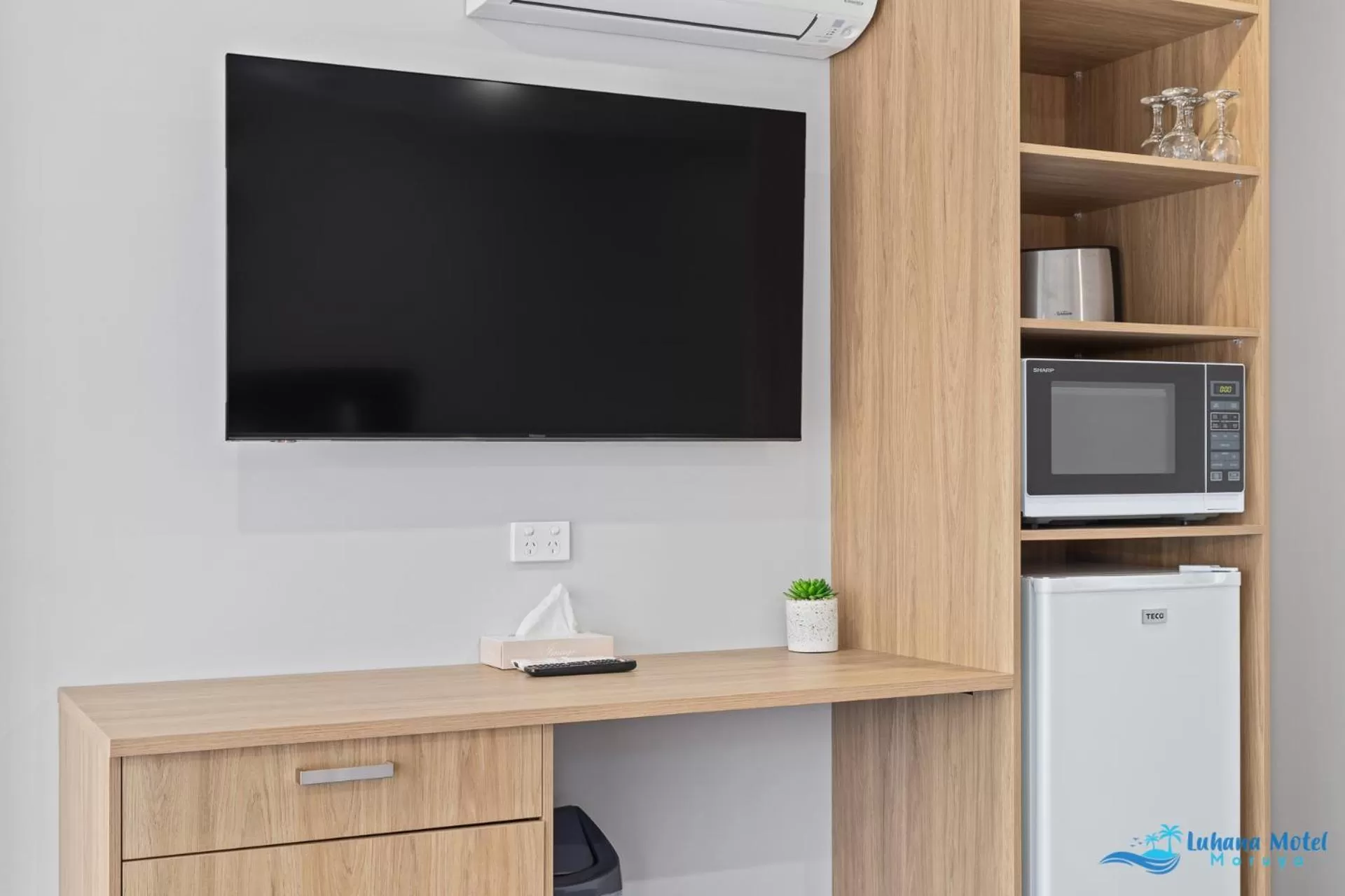 TV and multimedia in Hive Hotel, Moruya