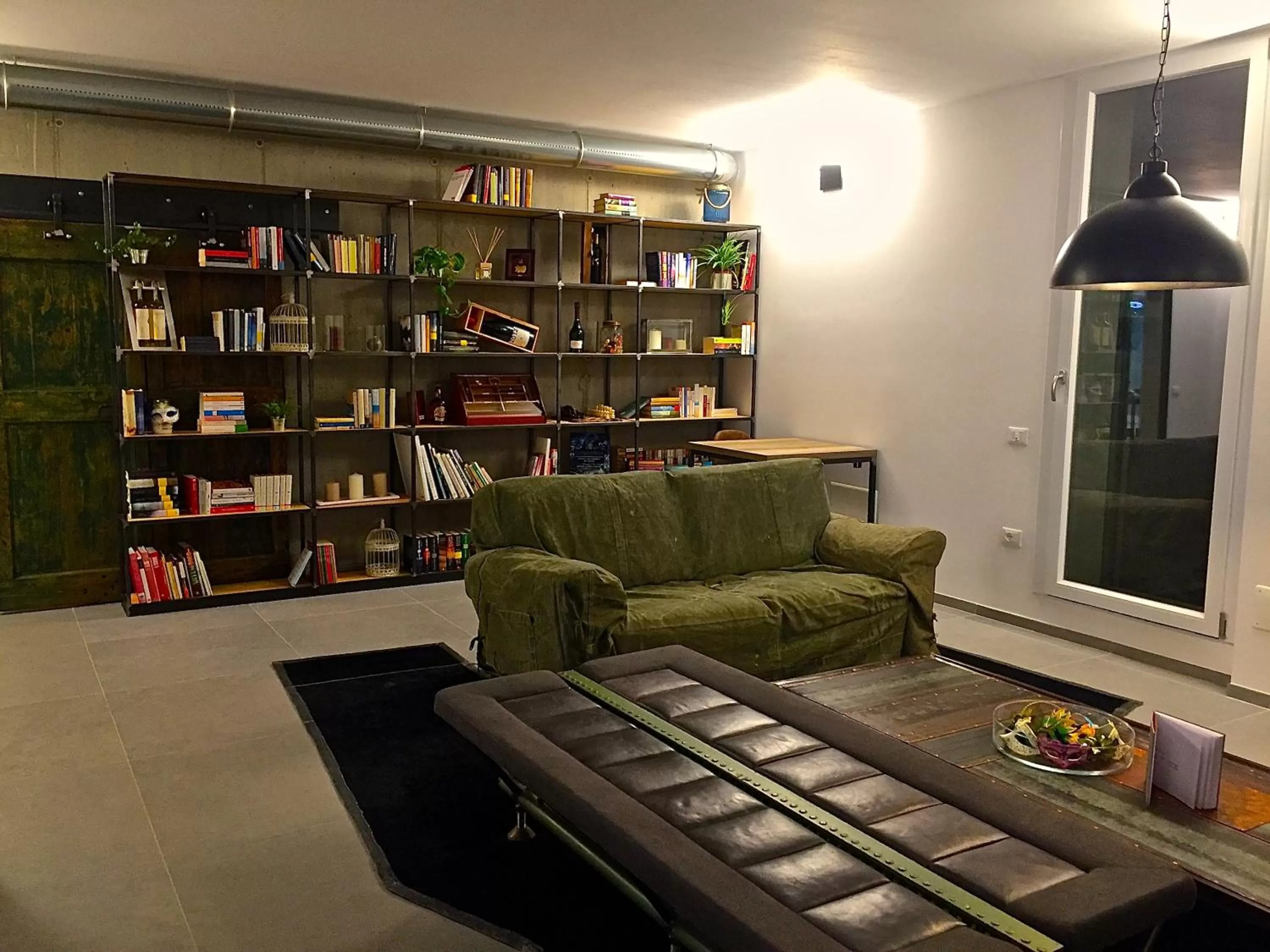 Communal lounge/ TV room in Pove 2.4 Hotel